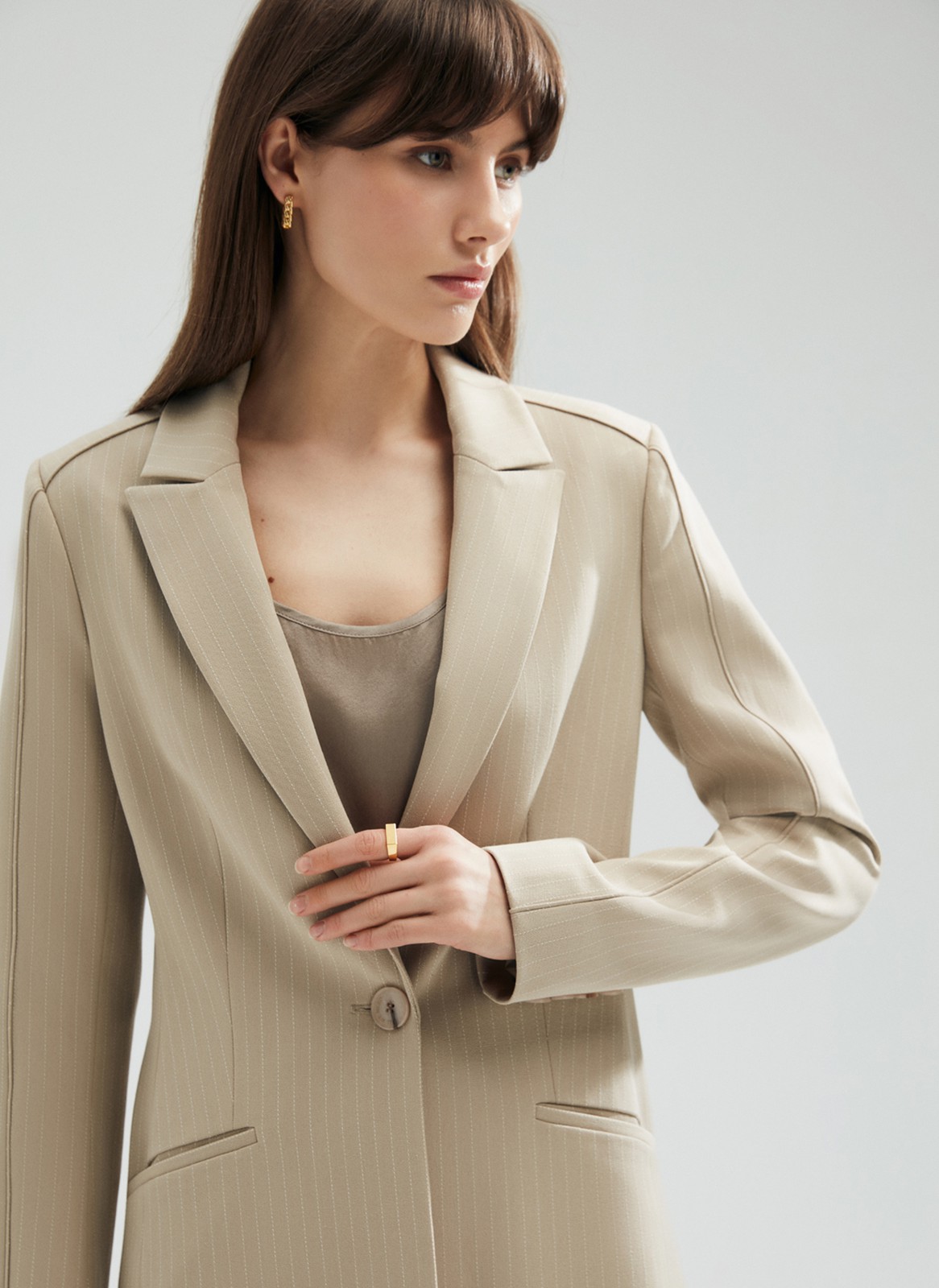 Однобортный приталенный жакет, цвет: КОФЕЙНЫЙ В ПОЛОСКУ Allweneed
В этом сезоне мы решили разнообразить модели oversize и добавили в коллекцию однобортный приталеный жакет. Универсальная длина до середины бедра, застёжка на 2 пуговицы, 2 кармана с листочкой. Декоративный шов с кантиком на рукаве и плече. Эта модель отлично подчеркивает талию. Мы рекомендуем носить с актуальной в новом сезоне мини-юбкой и брюками-клёш полной длины. Три цвета на ваш выбор: молочный, черный и кофейный в полоску.
На модели размер XS