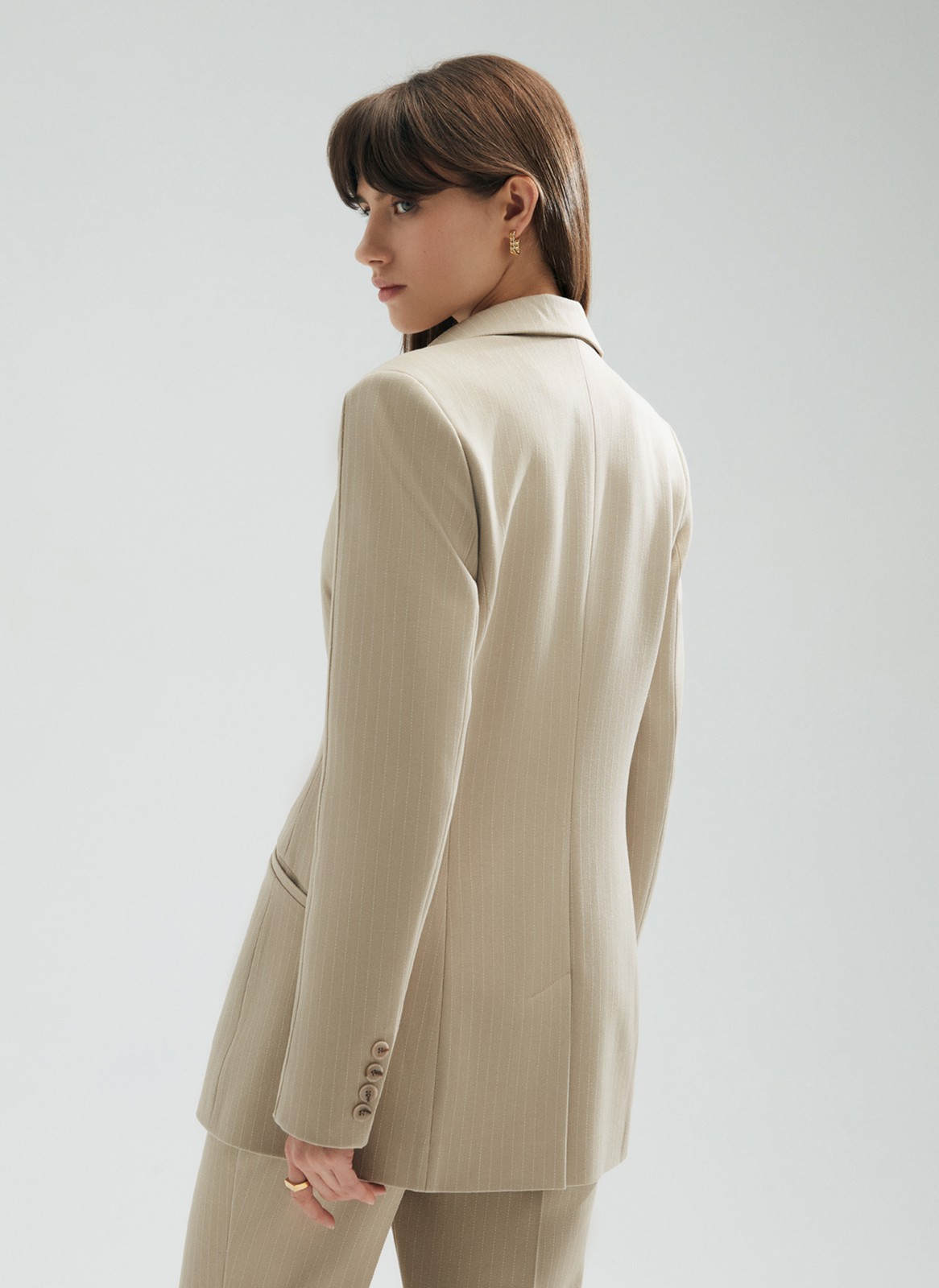 Однобортный приталенный жакет, цвет: КОФЕЙНЫЙ В ПОЛОСКУ Allweneed
В этом сезоне мы решили разнообразить модели oversize и добавили в коллекцию однобортный приталеный жакет. Универсальная длина до середины бедра, застёжка на 2 пуговицы, 2 кармана с листочкой. Декоративный шов с кантиком на рукаве и плече. Эта модель отлично подчеркивает талию. Мы рекомендуем носить с актуальной в новом сезоне мини-юбкой и брюками-клёш полной длины. Три цвета на ваш выбор: молочный, черный и кофейный в полоску.
На модели размер XS