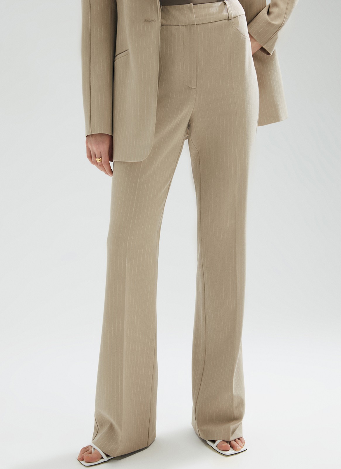 Брюки-клеш от колена, цвет: КОФЕЙНЫЙ В ПОЛОСКУ Allweneed
Брюки полной длины из костюмной ткани со стрелкой. Актуальный легкий клеш от колена. Такая модель визуально вытягивает силуэт и удлиняет ноги, поэтому смотрится хорошо на любом росте. Посадка брюк на уровне естественной талии. Два декоративных кармана. Брюки можно носить с ремнем для фиксации. Для офиса наденьте лоферы, а на свидание туфли на каблуке.
На модели размер XS