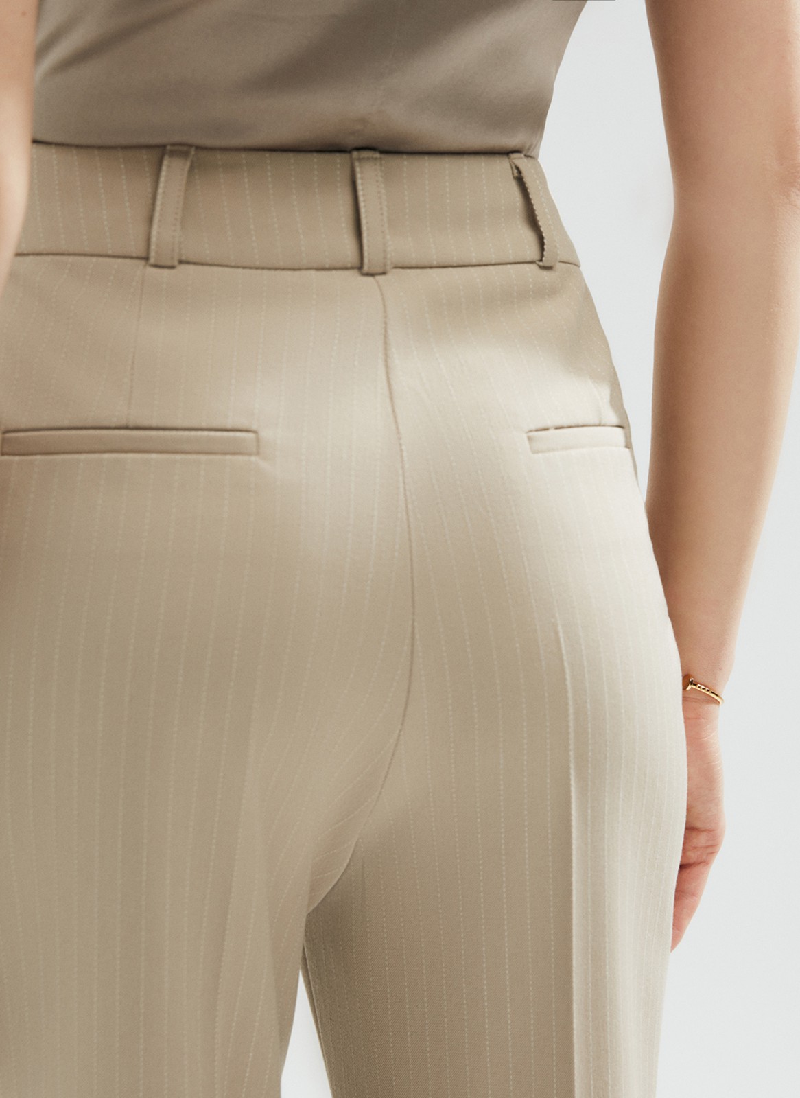 Брюки-клеш от колена, цвет: КОФЕЙНЫЙ В ПОЛОСКУ Allweneed
Брюки полной длины из костюмной ткани со стрелкой. Актуальный легкий клеш от колена. Такая модель визуально вытягивает силуэт и удлиняет ноги, поэтому смотрится хорошо на любом росте. Посадка брюк на уровне естественной талии. Два декоративных кармана. Брюки можно носить с ремнем для фиксации. Для офиса наденьте лоферы, а на свидание туфли на каблуке.
На модели размер XS