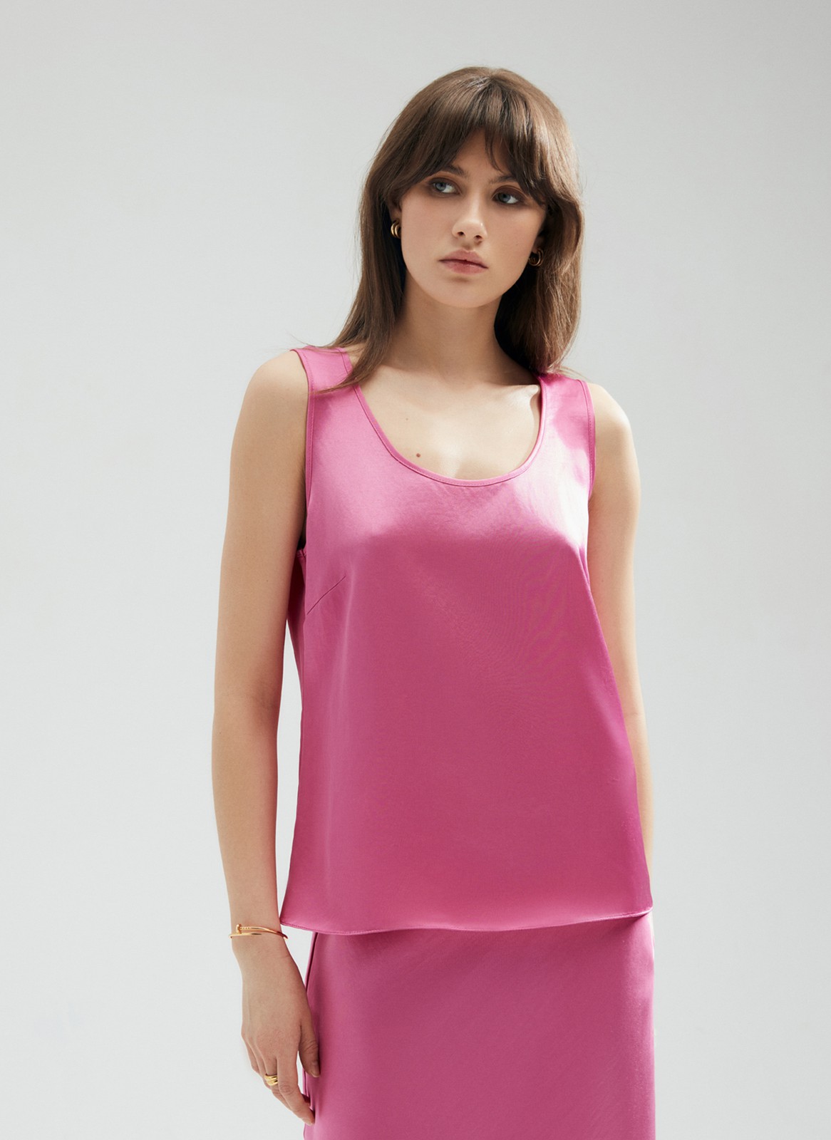 Топ с широкими бретелями , цвет: фуксия Allweneed
Топ из ткани атласного переплетения, которая деликатно переливается на солнце. Широкие бретели для вашего комфорта. Мы добились прекрасной посадки по фигуре благодаря шву на спинке и нагрудным вытачкам. Можно носить комплектом с атласной юбкой из коллекции или сочетать с любимыми джинсами на каждый день. Обратите внимание, что состав модели различается в разных цветовых исполнениях. Да, нам тоже сложно определиться с одним оттенком.
На модели размер XS