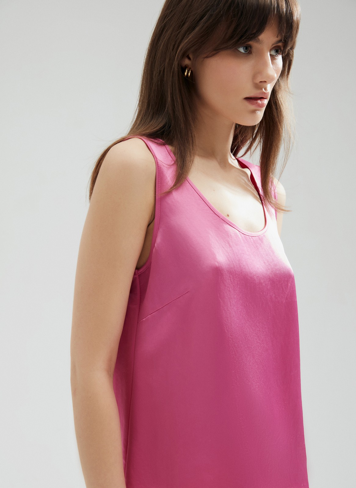 Топ с широкими бретелями , цвет: фуксия Allweneed
Топ из ткани атласного переплетения, которая деликатно переливается на солнце. Широкие бретели для вашего комфорта. Мы добились прекрасной посадки по фигуре благодаря шву на спинке и нагрудным вытачкам. Можно носить комплектом с атласной юбкой из коллекции или сочетать с любимыми джинсами на каждый день. Обратите внимание, что состав модели различается в разных цветовых исполнениях. Да, нам тоже сложно определиться с одним оттенком.
На модели размер XS