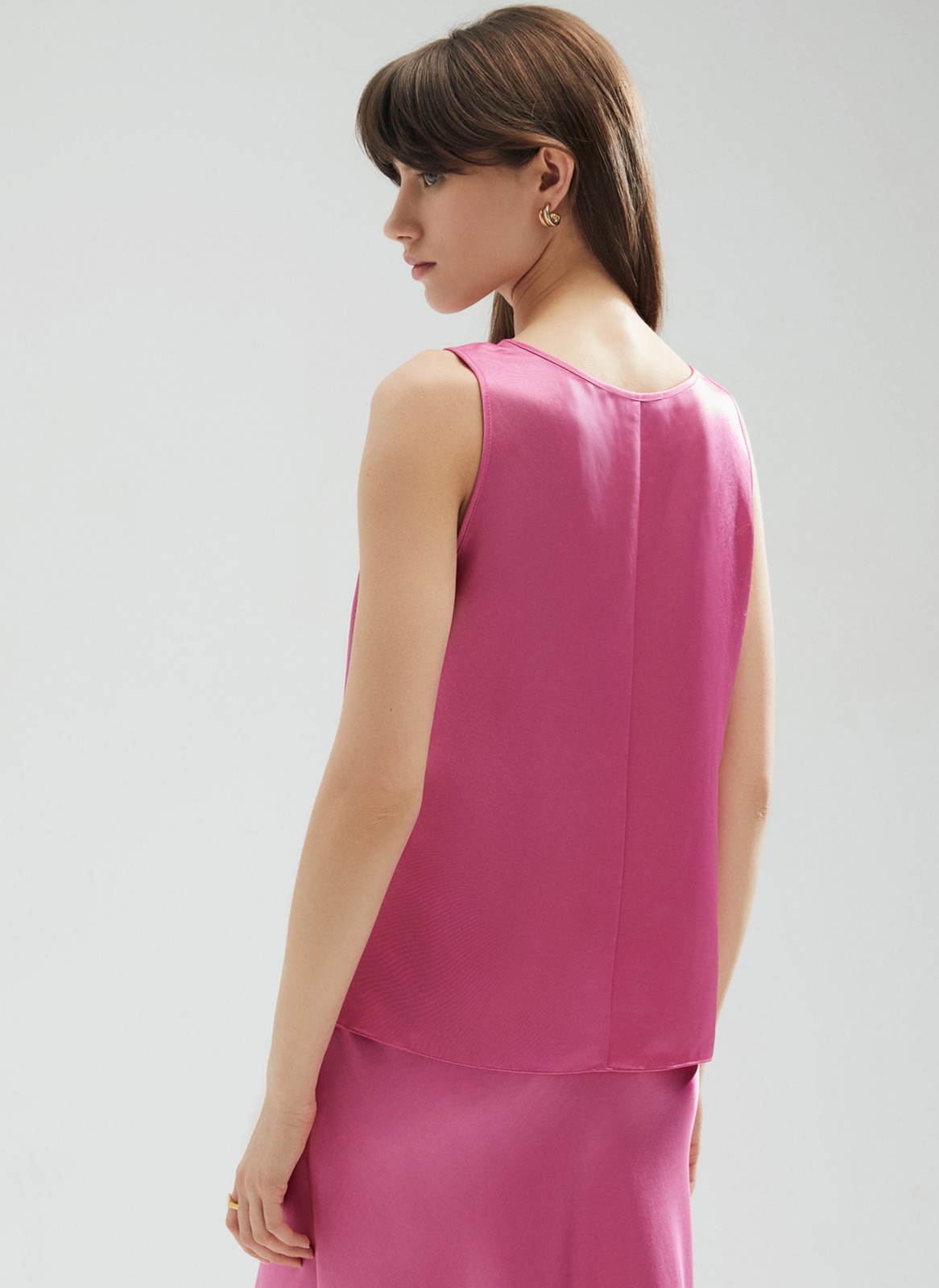 Топ с широкими бретелями , цвет: фуксия Allweneed
Топ из ткани атласного переплетения, которая деликатно переливается на солнце. Широкие бретели для вашего комфорта. Мы добились прекрасной посадки по фигуре благодаря шву на спинке и нагрудным вытачкам. Можно носить комплектом с атласной юбкой из коллекции или сочетать с любимыми джинсами на каждый день. Обратите внимание, что состав модели различается в разных цветовых исполнениях. Да, нам тоже сложно определиться с одним оттенком.
На модели размер XS