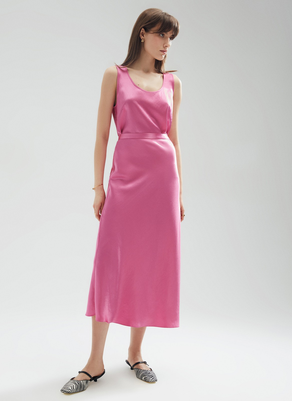 Юбка миди по косой, цвет: фуксия Allweneed
Юбка длины миди с актуальным кроем по косой. Такой крой обеспечивает идеальную посадку по фигуре. Модель из ткани атласного переплетения, что придает ей благородный блеск. Ткань струится и переливается при ходьбе. Тонкий пояс на талии и потайная молния в боковом шве. Мы поработали над посадкой и добавили вытачки. Благодаря актуальному крою модель подчеркивает достоинства любой фигуры. Мы носим ее вместе с атласным или шелковым топом, а также миксуем со свитером и курткой-косухой.
На модели размер XS