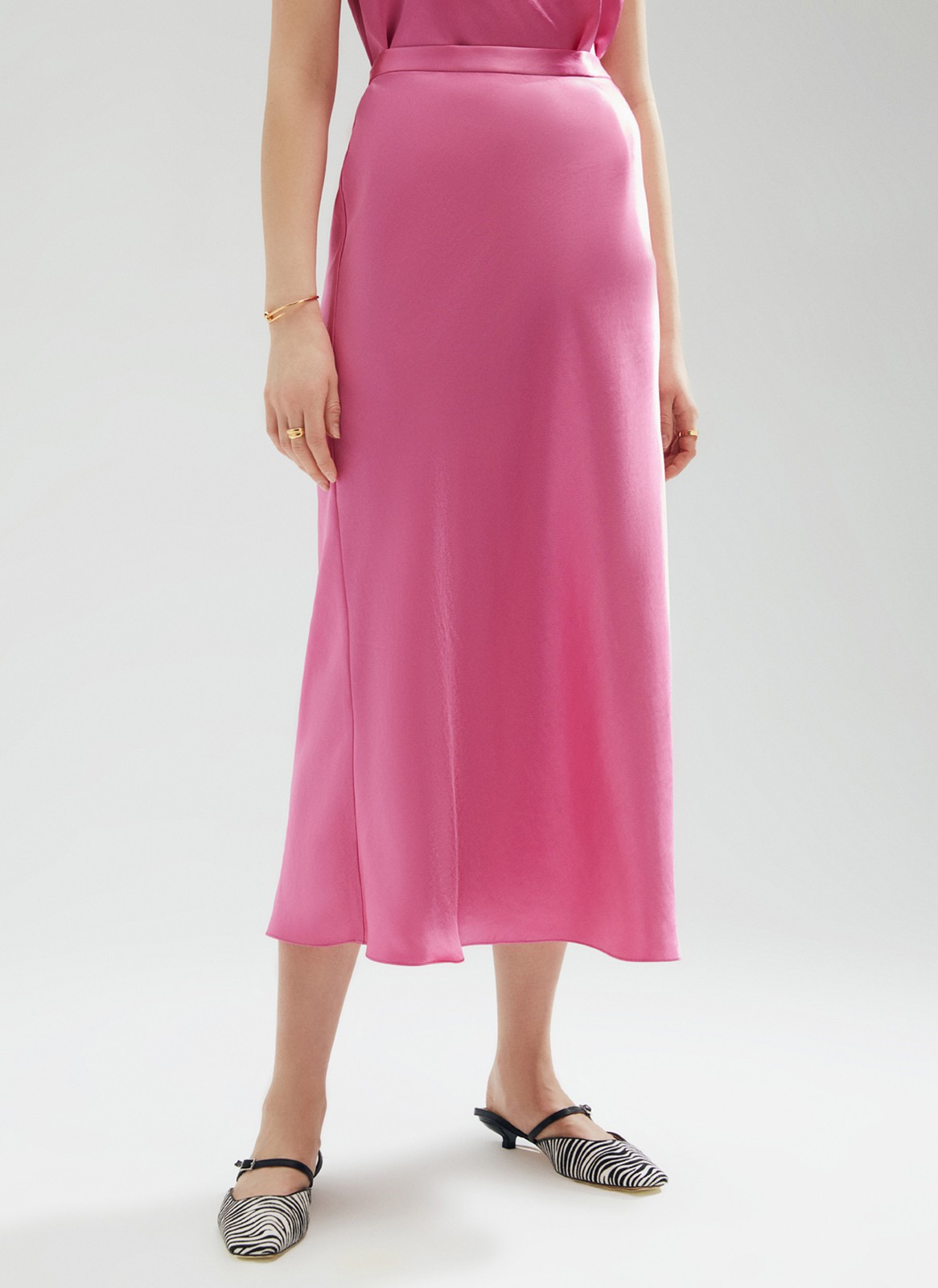 Юбка миди по косой, цвет: фуксия Allweneed
Юбка длины миди с актуальным кроем по косой. Такой крой обеспечивает идеальную посадку по фигуре. Модель из ткани атласного переплетения, что придает ей благородный блеск. Ткань струится и переливается при ходьбе. Тонкий пояс на талии и потайная молния в боковом шве. Мы поработали над посадкой и добавили вытачки. Благодаря актуальному крою модель подчеркивает достоинства любой фигуры. Мы носим ее вместе с атласным или шелковым топом, а также миксуем со свитером и курткой-косухой.
На модели размер XS