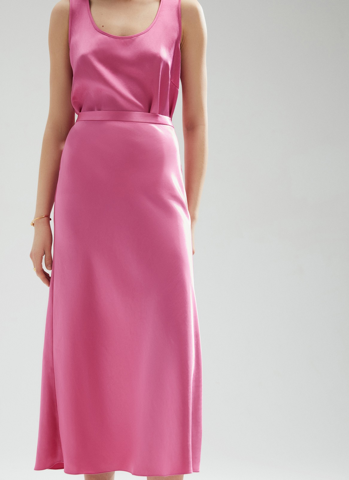 Юбка миди по косой, цвет: фуксия Allweneed
Юбка длины миди с актуальным кроем по косой. Такой крой обеспечивает идеальную посадку по фигуре. Модель из ткани атласного переплетения, что придает ей благородный блеск. Ткань струится и переливается при ходьбе. Тонкий пояс на талии и потайная молния в боковом шве. Мы поработали над посадкой и добавили вытачки. Благодаря актуальному крою модель подчеркивает достоинства любой фигуры. Мы носим ее вместе с атласным или шелковым топом, а также миксуем со свитером и курткой-косухой.
На модели размер XS