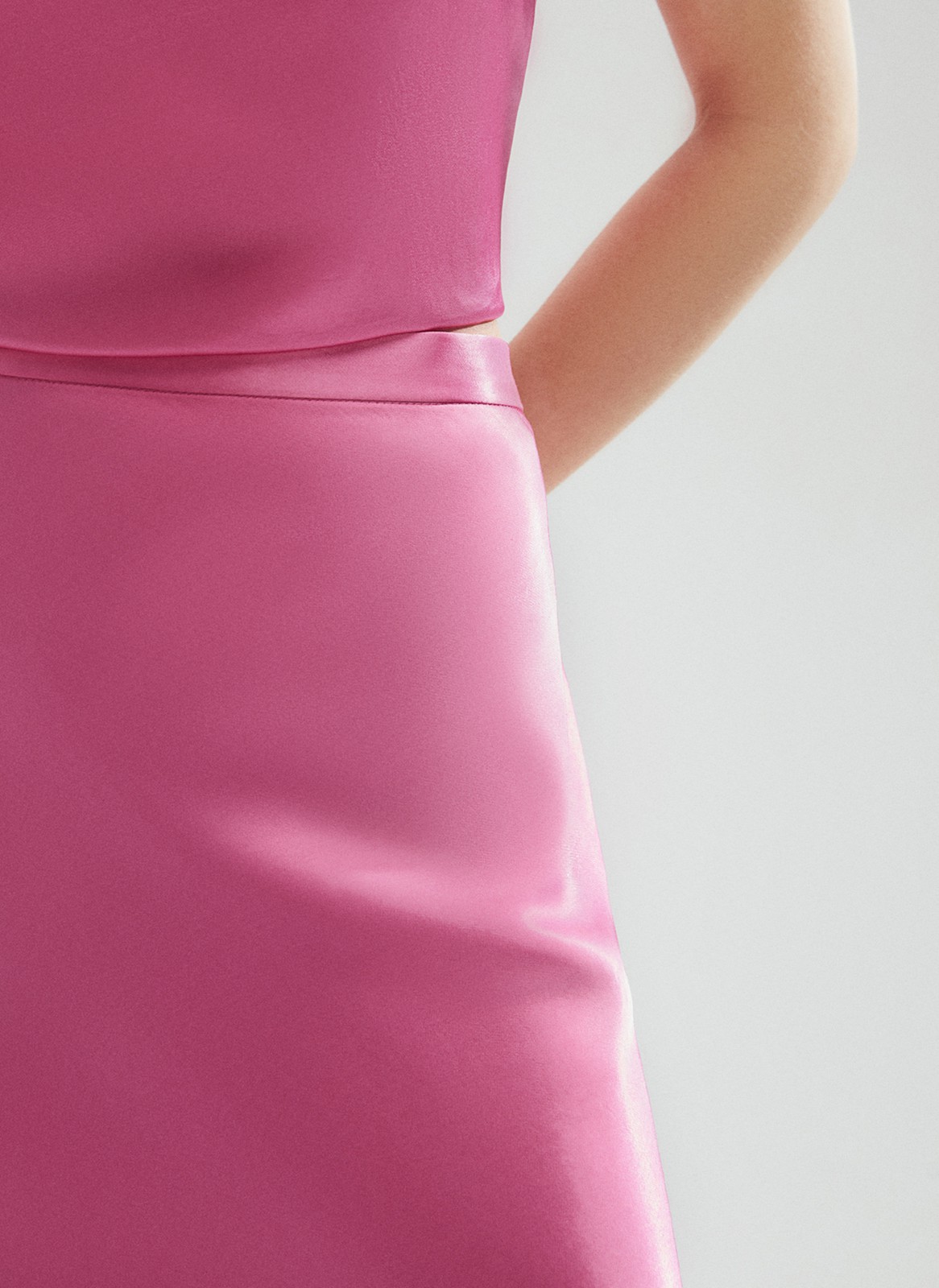 Юбка миди по косой, цвет: фуксия Allweneed
Юбка длины миди с актуальным кроем по косой. Такой крой обеспечивает идеальную посадку по фигуре. Модель из ткани атласного переплетения, что придает ей благородный блеск. Ткань струится и переливается при ходьбе. Тонкий пояс на талии и потайная молния в боковом шве. Мы поработали над посадкой и добавили вытачки. Благодаря актуальному крою модель подчеркивает достоинства любой фигуры. Мы носим ее вместе с атласным или шелковым топом, а также миксуем со свитером и курткой-косухой.
На модели размер XS