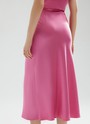 Юбка миди по косой, цвет: фуксия Allweneed
Юбка длины миди с актуальным кроем по косой. Такой крой обеспечивает идеальную посадку по фигуре. Модель из ткани атласного переплетения, что придает ей благородный блеск. Ткань струится и переливается при ходьбе. Тонкий пояс на талии и потайная молния в боковом шве. Мы поработали над посадкой и добавили вытачки. Благодаря актуальному крою модель подчеркивает достоинства любой фигуры. Мы носим ее вместе с атласным или шелковым топом, а также миксуем со свитером и курткой-косухой.
На модели размер XS