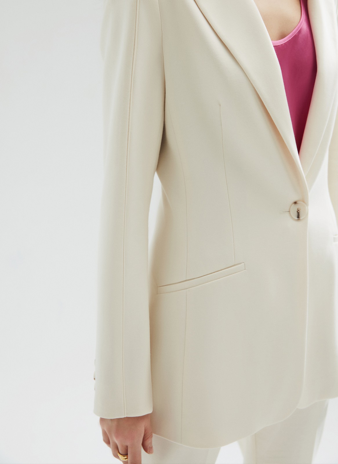 Однобортный приталенный жакет, цвет: молочный Allweneed
В этом сезоне мы решили разнообразить модели oversize и добавили в коллекцию однобортный приталеный жакет. Универсальная длина до середины бедра, застёжка на 2 пуговицы, 2 кармана с листочкой. Декоративный шов с кантиком на рукаве и плече. Эта модель отлично подчеркивает талию. Мы рекомендуем носить с актуальной в новом сезоне мини-юбкой и брюками-клёш полной длины. Три цвета на ваш выбор: молочный, черный и кофейный в полоску.
На модели размер XS