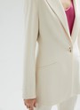 Однобортный приталенный жакет, цвет: молочный Allweneed
В этом сезоне мы решили разнообразить модели oversize и добавили в коллекцию однобортный приталеный жакет. Универсальная длина до середины бедра, застёжка на 2 пуговицы, 2 кармана с листочкой. Декоративный шов с кантиком на рукаве и плече. Эта модель отлично подчеркивает талию. Мы рекомендуем носить с актуальной в новом сезоне мини-юбкой и брюками-клёш полной длины. Три цвета на ваш выбор: молочный, черный и кофейный в полоску.
На модели размер XS