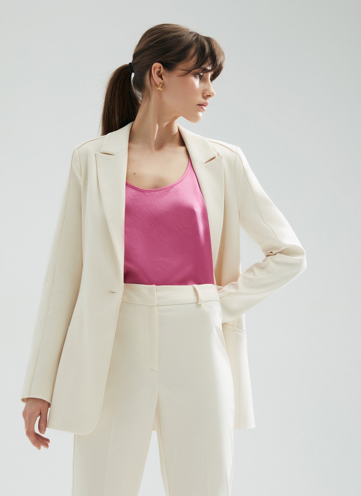 


Брюки полной длины из костюмной ткани со стрелкой. Актуальный легкий клеш от колена. Такая модель визуально вытягивает силуэт и удлиняет ноги, поэтому смотрится хорошо на любом росте. Посадка брюк на уровне естественной талии. Два декоративных кармана. Брюки можно носить с ремнем для фиксации. Для офиса наденьте лоферы, а на свидание туфли на каблуке.

На модели размер XS