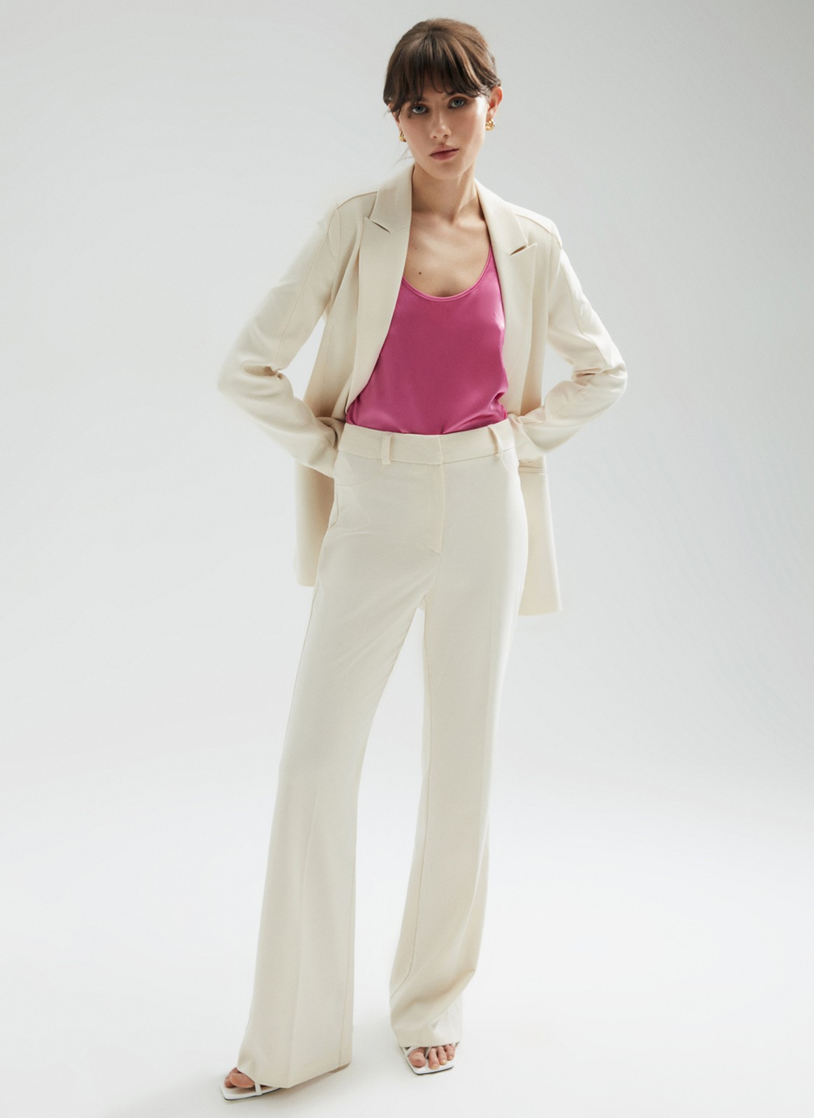 


Брюки полной длины из костюмной ткани со стрелкой. Актуальный легкий клеш от колена. Такая модель визуально вытягивает силуэт и удлиняет ноги, поэтому смотрится хорошо на любом росте. Посадка брюк на уровне естественной талии. Два декоративных кармана. Брюки можно носить с ремнем для фиксации. Для офиса наденьте лоферы, а на свидание туфли на каблуке.

На модели размер XS