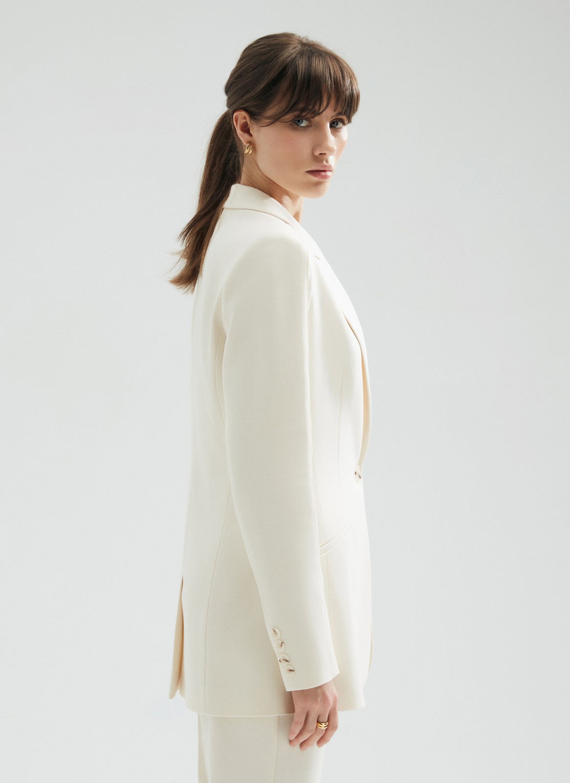 Однобортный приталенный жакет, цвет: молочный Allweneed
В этом сезоне мы решили разнообразить модели oversize и добавили в коллекцию однобортный приталеный жакет. Универсальная длина до середины бедра, застёжка на 2 пуговицы, 2 кармана с листочкой. Декоративный шов с кантиком на рукаве и плече. Эта модель отлично подчеркивает талию. Мы рекомендуем носить с актуальной в новом сезоне мини-юбкой и брюками-клёш полной длины. Три цвета на ваш выбор: молочный, черный и кофейный в полоску.
На модели размер XS