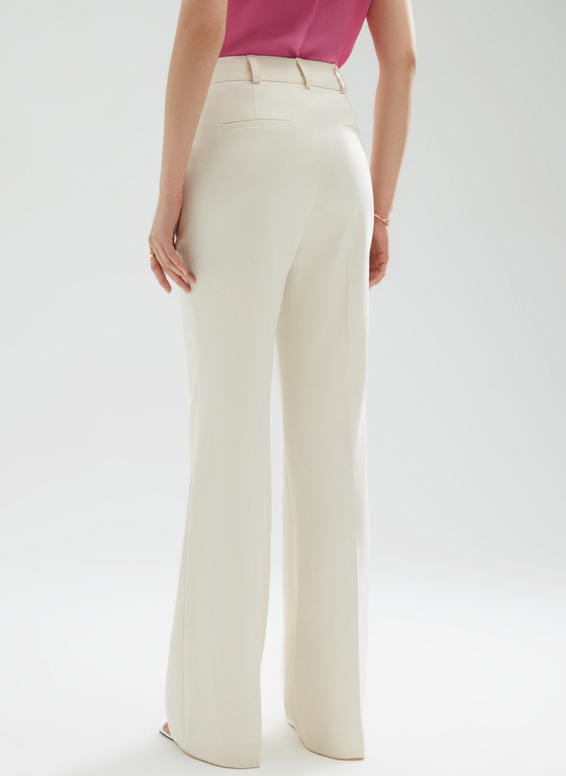 


Брюки полной длины из костюмной ткани со стрелкой. Актуальный легкий клеш от колена. Такая модель визуально вытягивает силуэт и удлиняет ноги, поэтому смотрится хорошо на любом росте. Посадка брюк на уровне естественной талии. Два декоративных кармана. Брюки можно носить с ремнем для фиксации. Для офиса наденьте лоферы, а на свидание туфли на каблуке.

На модели размер XS