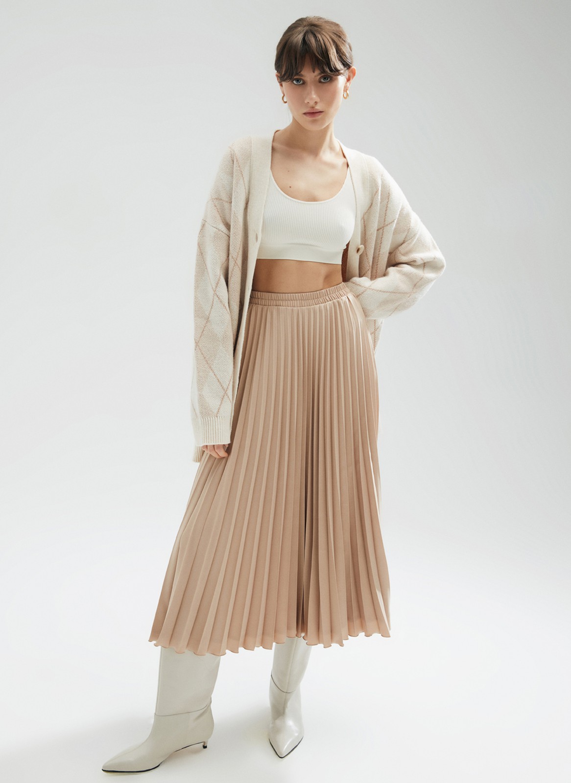 Юбка-миди гофре из лёгкой ткани, цвет: бежевый Allweneed
Юбка-гофре из легкой и эластичной ткани. Резинка для удобной посадки на любую фигуру. Модель с подкладочной тканью. Длина позволяет носить модель ранней весной под пальто. Мы любим сочетать ее с бандо и жакетом, чтобы добавить нотку смелости. Может стать более романтичной альтернативой классической костюмной юбке.
На модели размер XS