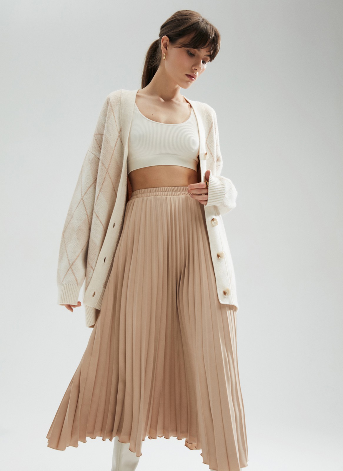 Юбка-миди гофре из лёгкой ткани, цвет: бежевый Allweneed
Юбка-гофре из легкой и эластичной ткани. Резинка для удобной посадки на любую фигуру. Модель с подкладочной тканью. Длина позволяет носить модель ранней весной под пальто. Мы любим сочетать ее с бандо и жакетом, чтобы добавить нотку смелости. Может стать более романтичной альтернативой классической костюмной юбке.
На модели размер XS