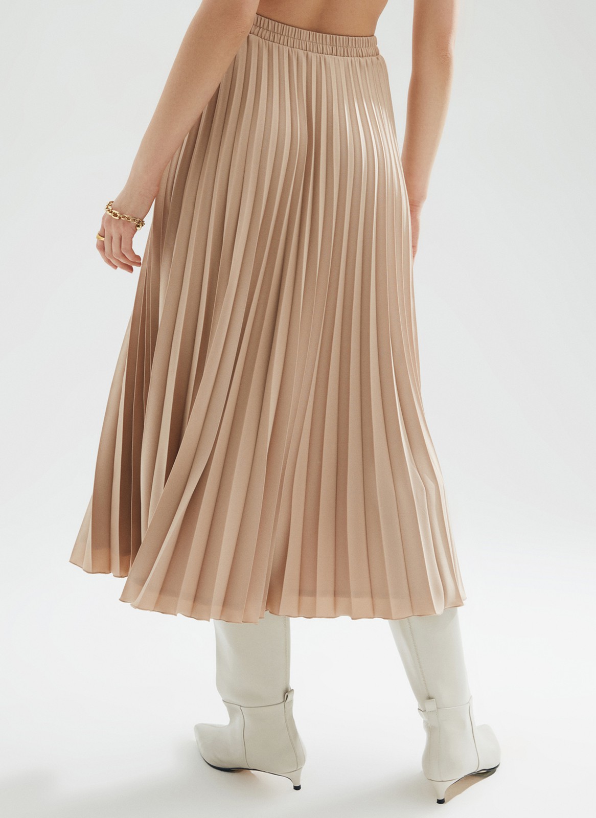 Юбка-миди гофре из лёгкой ткани, цвет: бежевый Allweneed
Юбка-гофре из легкой и эластичной ткани. Резинка для удобной посадки на любую фигуру. Модель с подкладочной тканью. Длина позволяет носить модель ранней весной под пальто. Мы любим сочетать ее с бандо и жакетом, чтобы добавить нотку смелости. Может стать более романтичной альтернативой классической костюмной юбке.
На модели размер XS