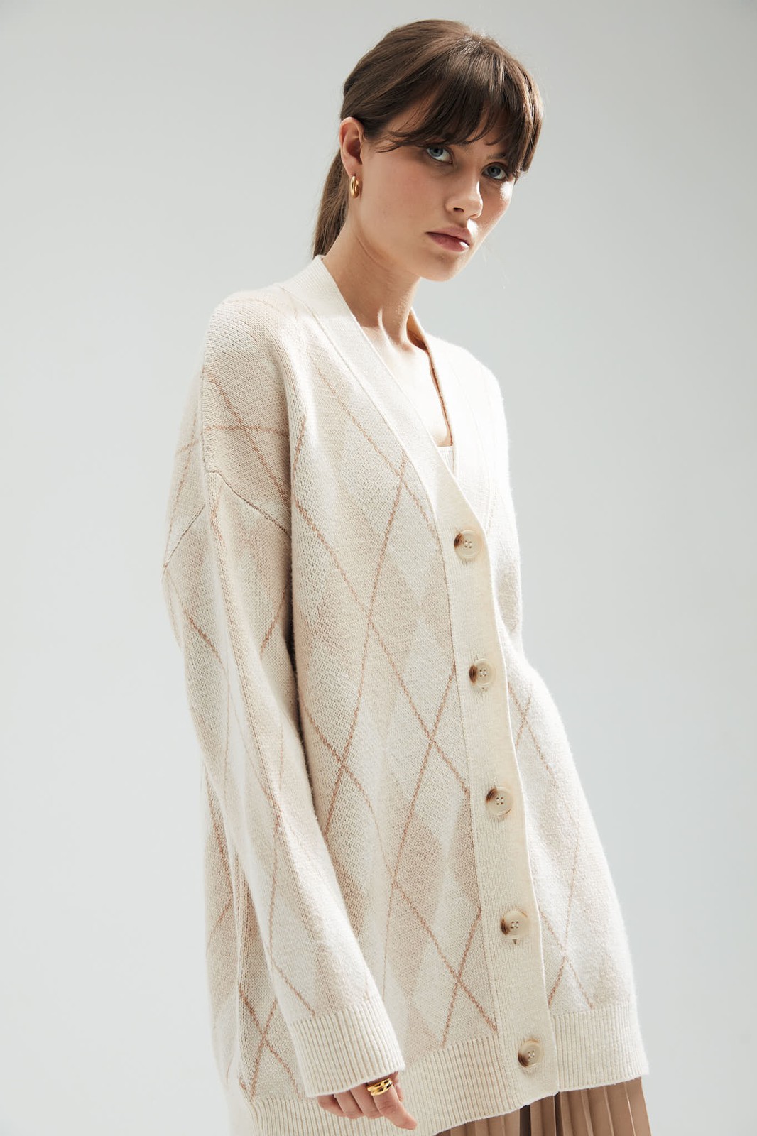 Кардиган удлинённый с принтом, цвет: БЕЖЕВЫЕ РОМБЫ Allweneed
Свободный кардиган на пуговицах. Кто сказал, что уютные трикотажные вещи мы любим носить только осенью и зимой? Это удлиненная модель из легкой пряжи, в которой комфортно в любую погоду. Мы уже представляем, как сидим на веранде прохладным вечером и кутаемся в кардиган. Миксуйте его с джинсами, легкими платьями и элементами костюма. Принт в ромбик представлен в двух разных исполнениях: в светло-бежевом и светло-сером.