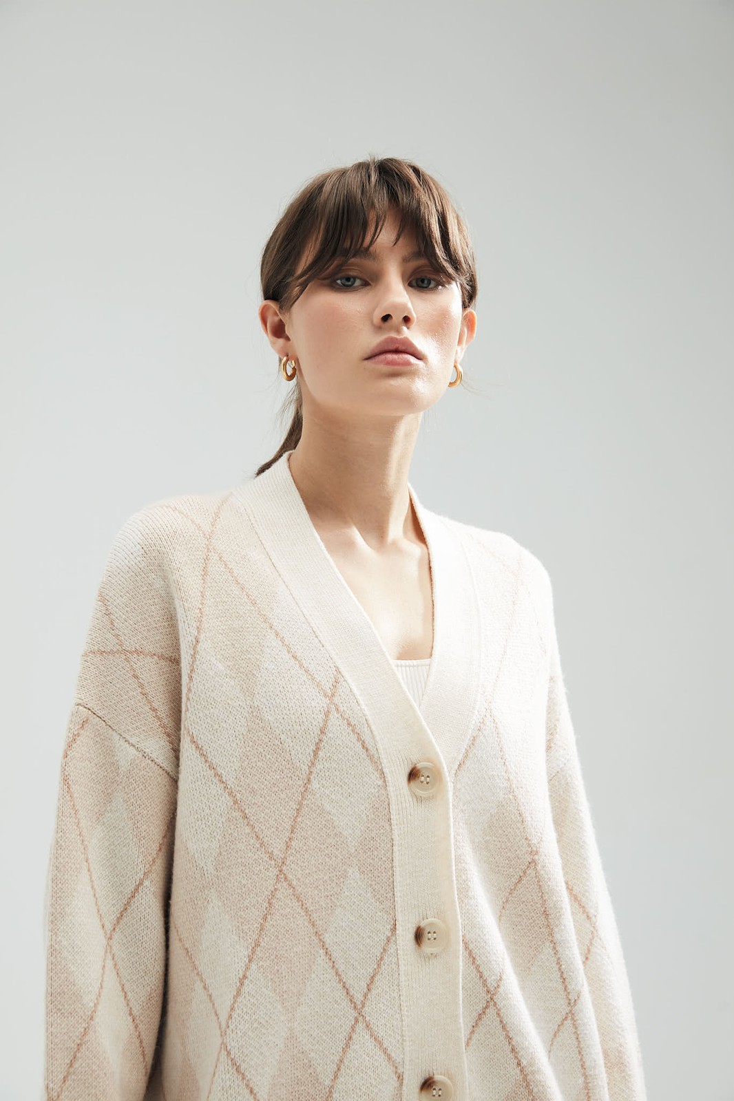 Кардиган удлинённый с принтом, цвет: БЕЖЕВЫЕ РОМБЫ Allweneed
Свободный кардиган на пуговицах. Кто сказал, что уютные трикотажные вещи мы любим носить только осенью и зимой? Это удлиненная модель из легкой пряжи, в которой комфортно в любую погоду. Мы уже представляем, как сидим на веранде прохладным вечером и кутаемся в кардиган. Миксуйте его с джинсами, легкими платьями и элементами костюма. Принт в ромбик представлен в двух разных исполнениях: в светло-бежевом и светло-сером.