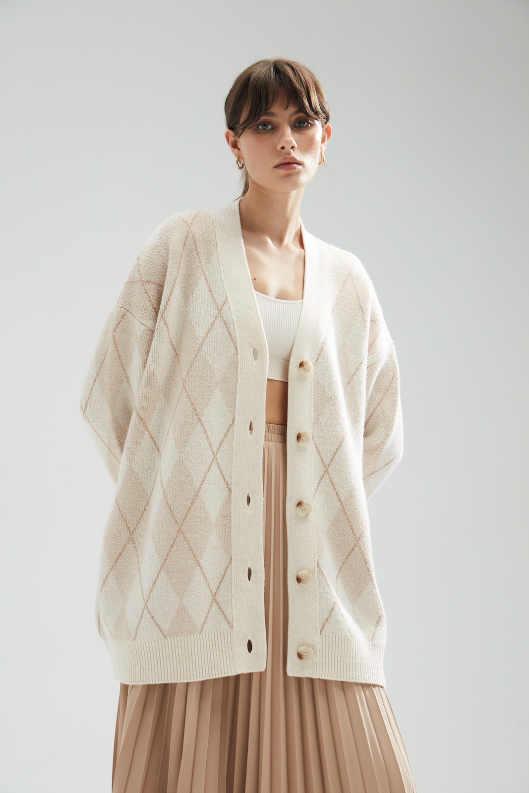 Кардиган удлинённый с принтом, цвет: БЕЖЕВЫЕ РОМБЫ Allweneed
Свободный кардиган на пуговицах. Кто сказал, что уютные трикотажные вещи мы любим носить только осенью и зимой? Это удлиненная модель из легкой пряжи, в которой комфортно в любую погоду. Мы уже представляем, как сидим на веранде прохладным вечером и кутаемся в кардиган. Миксуйте его с джинсами, легкими платьями и элементами костюма. Принт в ромбик представлен в двух разных исполнениях: в светло-бежевом и светло-сером.