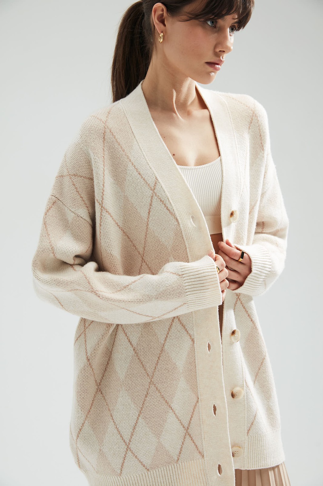 Кардиган удлинённый с принтом, цвет: БЕЖЕВЫЕ РОМБЫ Allweneed
Свободный кардиган на пуговицах. Кто сказал, что уютные трикотажные вещи мы любим носить только осенью и зимой? Это удлиненная модель из легкой пряжи, в которой комфортно в любую погоду. Мы уже представляем, как сидим на веранде прохладным вечером и кутаемся в кардиган. Миксуйте его с джинсами, легкими платьями и элементами костюма. Принт в ромбик представлен в двух разных исполнениях: в светло-бежевом и светло-сером.