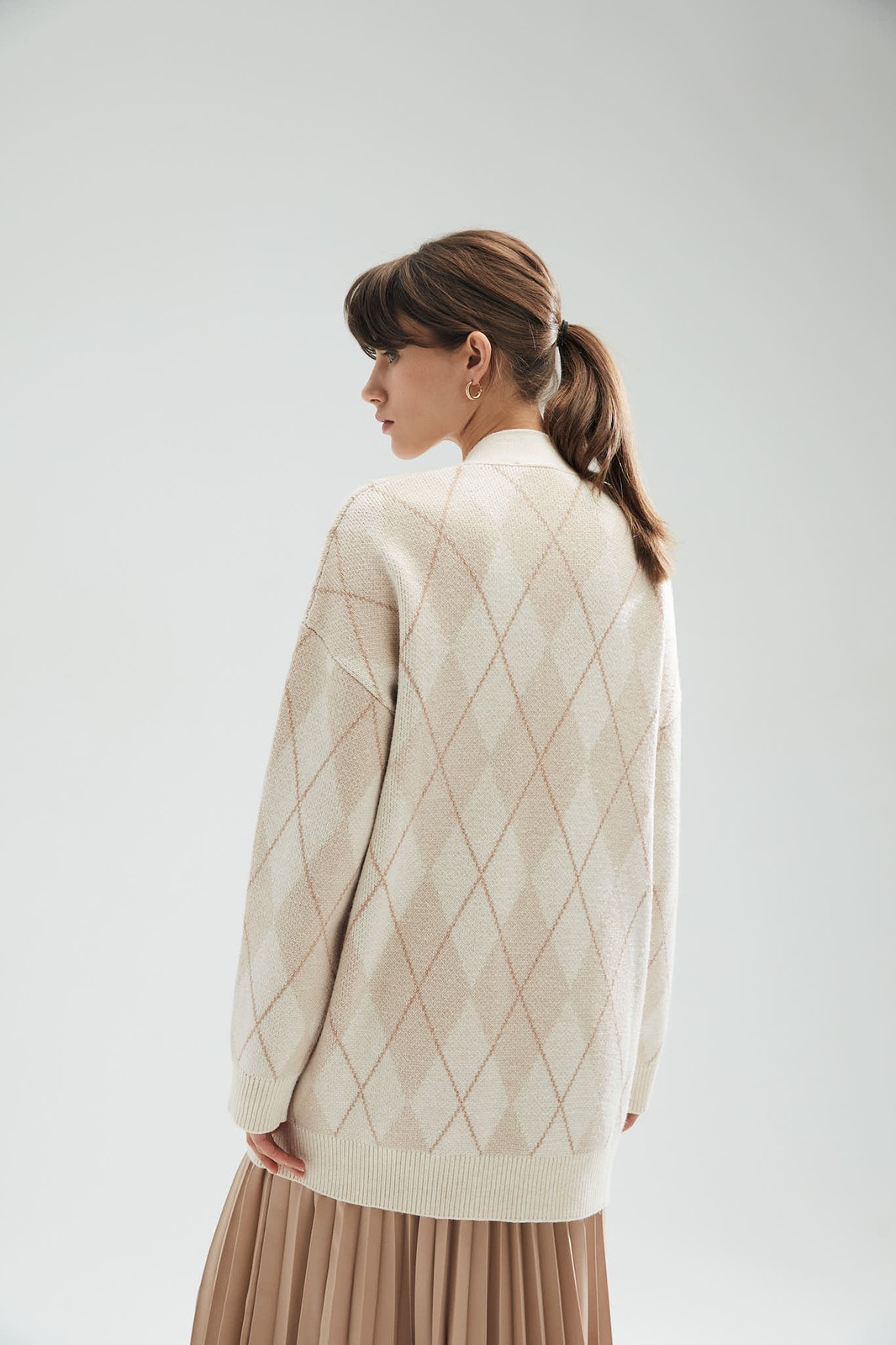 Кардиган удлинённый с принтом, цвет: БЕЖЕВЫЕ РОМБЫ Allweneed
Свободный кардиган на пуговицах. Кто сказал, что уютные трикотажные вещи мы любим носить только осенью и зимой? Это удлиненная модель из легкой пряжи, в которой комфортно в любую погоду. Мы уже представляем, как сидим на веранде прохладным вечером и кутаемся в кардиган. Миксуйте его с джинсами, легкими платьями и элементами костюма. Принт в ромбик представлен в двух разных исполнениях: в светло-бежевом и светло-сером.