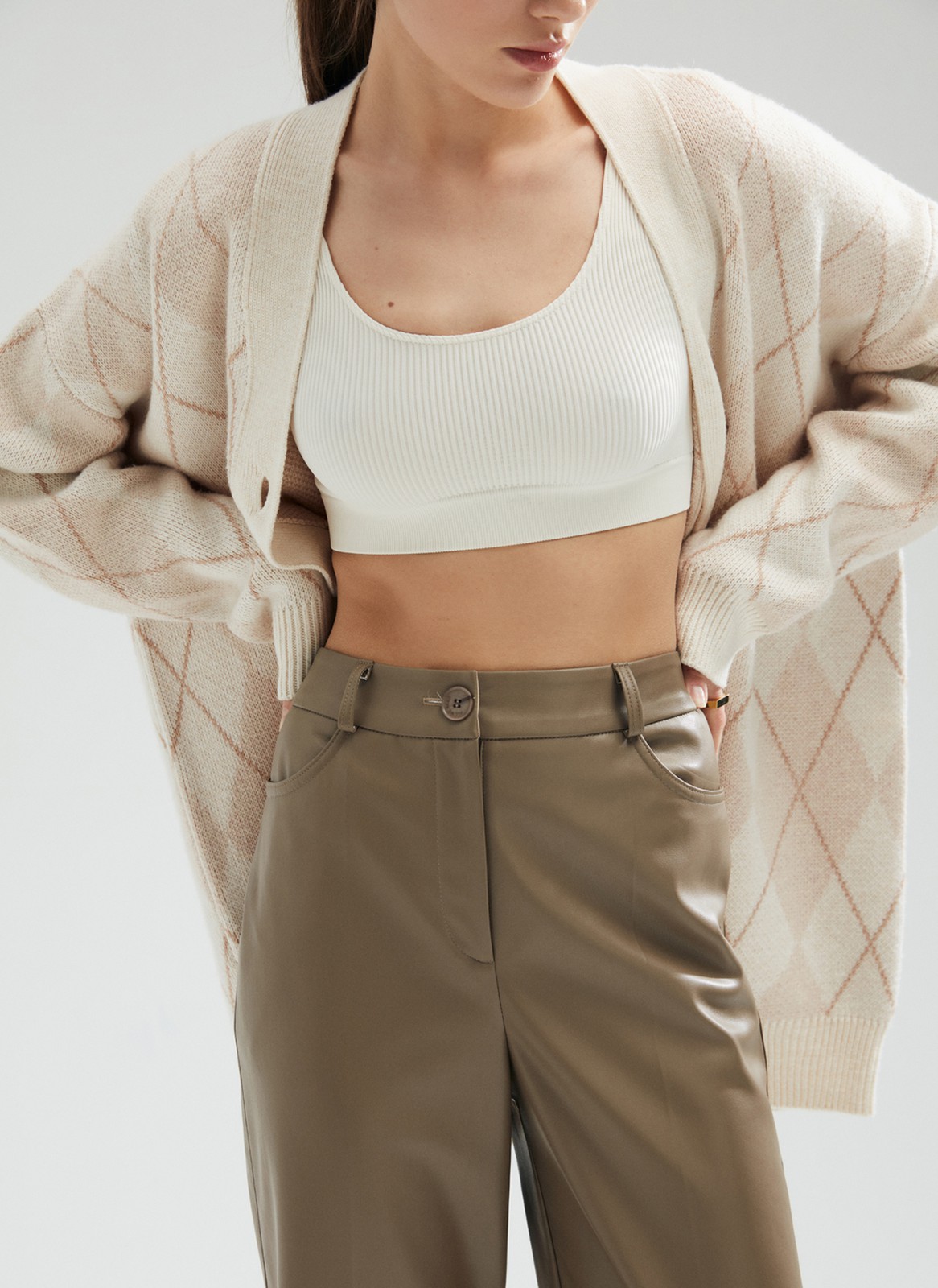 Широкие брюки из экокожи, цвет: кэмел Allweneed
Брюки полной длины из экокожи на легкой ворсовой основе. Посадка на линии талии. По фасону брюки напоминают джинсы: кокетка, накладные карманы, отстрочки и шлевки на поясе. Можно носить не только на работу с рубашкой и жакетом, но и на вечеринку с топом-бандо.
На модели размер XS