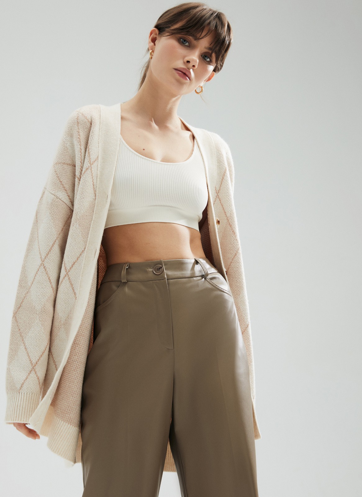 Широкие брюки из экокожи, цвет: кэмел Allweneed
Брюки полной длины из экокожи на легкой ворсовой основе. Посадка на линии талии. По фасону брюки напоминают джинсы: кокетка, накладные карманы, отстрочки и шлевки на поясе. Можно носить не только на работу с рубашкой и жакетом, но и на вечеринку с топом-бандо.
На модели размер XS