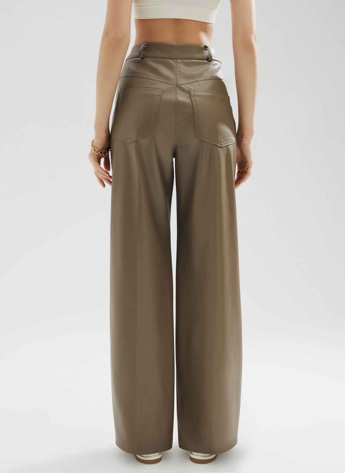 Широкие брюки из экокожи, цвет: кэмел Allweneed
Брюки полной длины из экокожи на легкой ворсовой основе. Посадка на линии талии. По фасону брюки напоминают джинсы: кокетка, накладные карманы, отстрочки и шлевки на поясе. Можно носить не только на работу с рубашкой и жакетом, но и на вечеринку с топом-бандо.
На модели размер XS