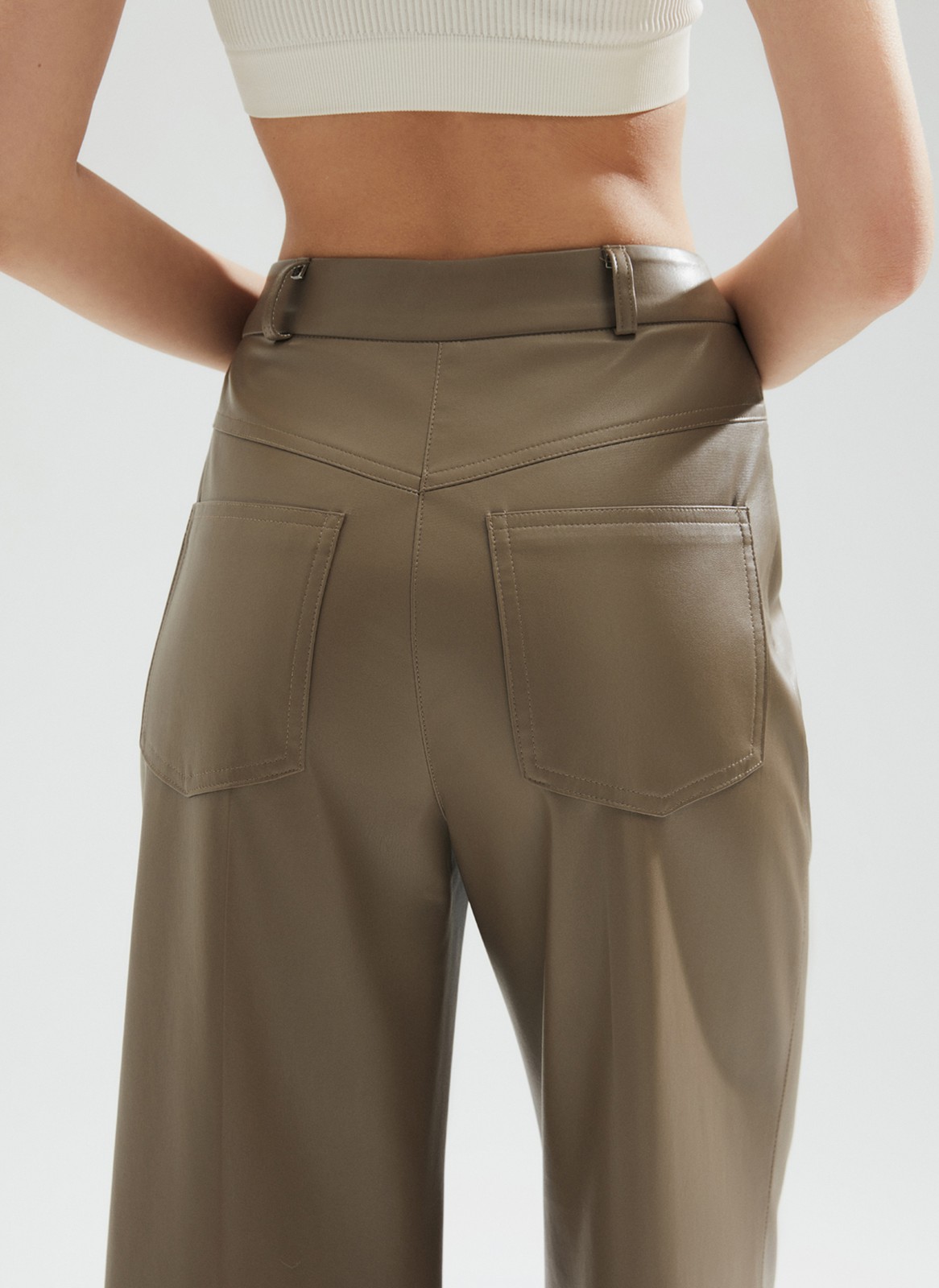 Широкие брюки из экокожи, цвет: кэмел Allweneed
Брюки полной длины из экокожи на легкой ворсовой основе. Посадка на линии талии. По фасону брюки напоминают джинсы: кокетка, накладные карманы, отстрочки и шлевки на поясе. Можно носить не только на работу с рубашкой и жакетом, но и на вечеринку с топом-бандо.
На модели размер XS