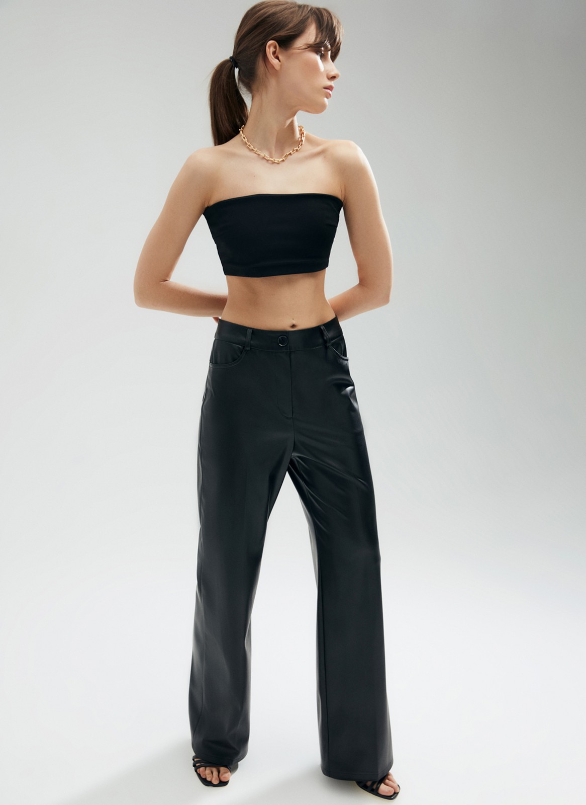 Широкие брюки из экокожи, цвет: Черный Allweneed
Брюки полной длины из экокожи на легкой ворсовой основе. Посадка на линии талии. По фасону брюки напоминают джинсы: кокетка, накладные карманы, отстрочки и шлевки на поясе. Можно носить не только на работу с рубашкой и жакетом, но и на вечеринку с топом-бандо.
На модели размер XS