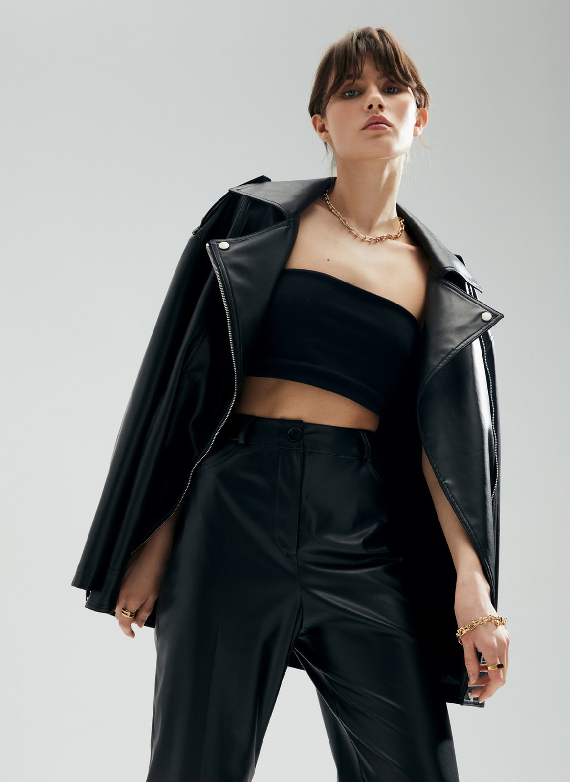 Широкие брюки из экокожи, цвет: Черный Allweneed
Брюки полной длины из экокожи на легкой ворсовой основе. Посадка на линии талии. По фасону брюки напоминают джинсы: кокетка, накладные карманы, отстрочки и шлевки на поясе. Можно носить не только на работу с рубашкой и жакетом, но и на вечеринку с топом-бандо.
На модели размер XS