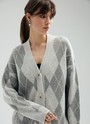 Кардиган удлинённый с принтом, цвет: СЕРЫЕ РОМБЫ Allweneed
Свободный кардиган на пуговицах. Кто сказал, что уютные трикотажные вещи мы любим носить только осенью и зимой? Это удлиненная модель из легкой пряжи, в которой комфортно в любую погоду. Мы уже представляем, как сидим на веранде прохладным вечером и кутаемся в кардиган. Миксуйте его с джинсами, легкими платьями и элементами костюма. Принт в ромбик представлен в двух разных исполнениях: в светло-бежевом и светло-сером.
