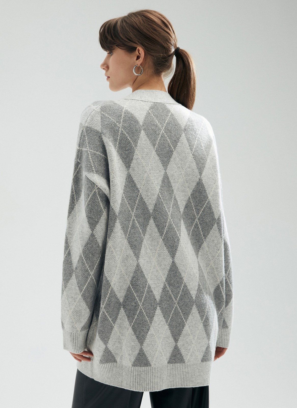 Кардиган удлинённый с принтом, цвет: СЕРЫЕ РОМБЫ Allweneed
Свободный кардиган на пуговицах. Кто сказал, что уютные трикотажные вещи мы любим носить только осенью и зимой? Это удлиненная модель из легкой пряжи, в которой комфортно в любую погоду. Мы уже представляем, как сидим на веранде прохладным вечером и кутаемся в кардиган. Миксуйте его с джинсами, легкими платьями и элементами костюма. Принт в ромбик представлен в двух разных исполнениях: в светло-бежевом и светло-сером.