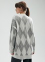 Кардиган удлинённый с принтом, цвет: СЕРЫЕ РОМБЫ Allweneed
Свободный кардиган на пуговицах. Кто сказал, что уютные трикотажные вещи мы любим носить только осенью и зимой? Это удлиненная модель из легкой пряжи, в которой комфортно в любую погоду. Мы уже представляем, как сидим на веранде прохладным вечером и кутаемся в кардиган. Миксуйте его с джинсами, легкими платьями и элементами костюма. Принт в ромбик представлен в двух разных исполнениях: в светло-бежевом и светло-сером.