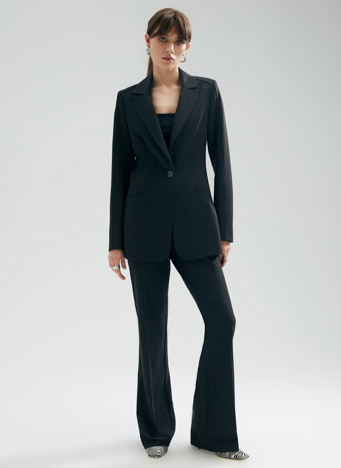 Однобортный приталенный жакет, цвет: Черный Allweneed
В этом сезоне мы решили разнообразить модели oversize и добавили в коллекцию однобортный приталеный жакет. Универсальная длина до середины бедра, застёжка на 2 пуговицы, 2 кармана с листочкой. Декоративный шов с кантиком на рукаве и плече. Эта модель отлично подчеркивает талию. Мы рекомендуем носить с актуальной в новом сезоне мини-юбкой и брюками-клёш полной длины. Три цвета на ваш выбор: молочный, черный и кофейный в полоску.
На модели размер XS