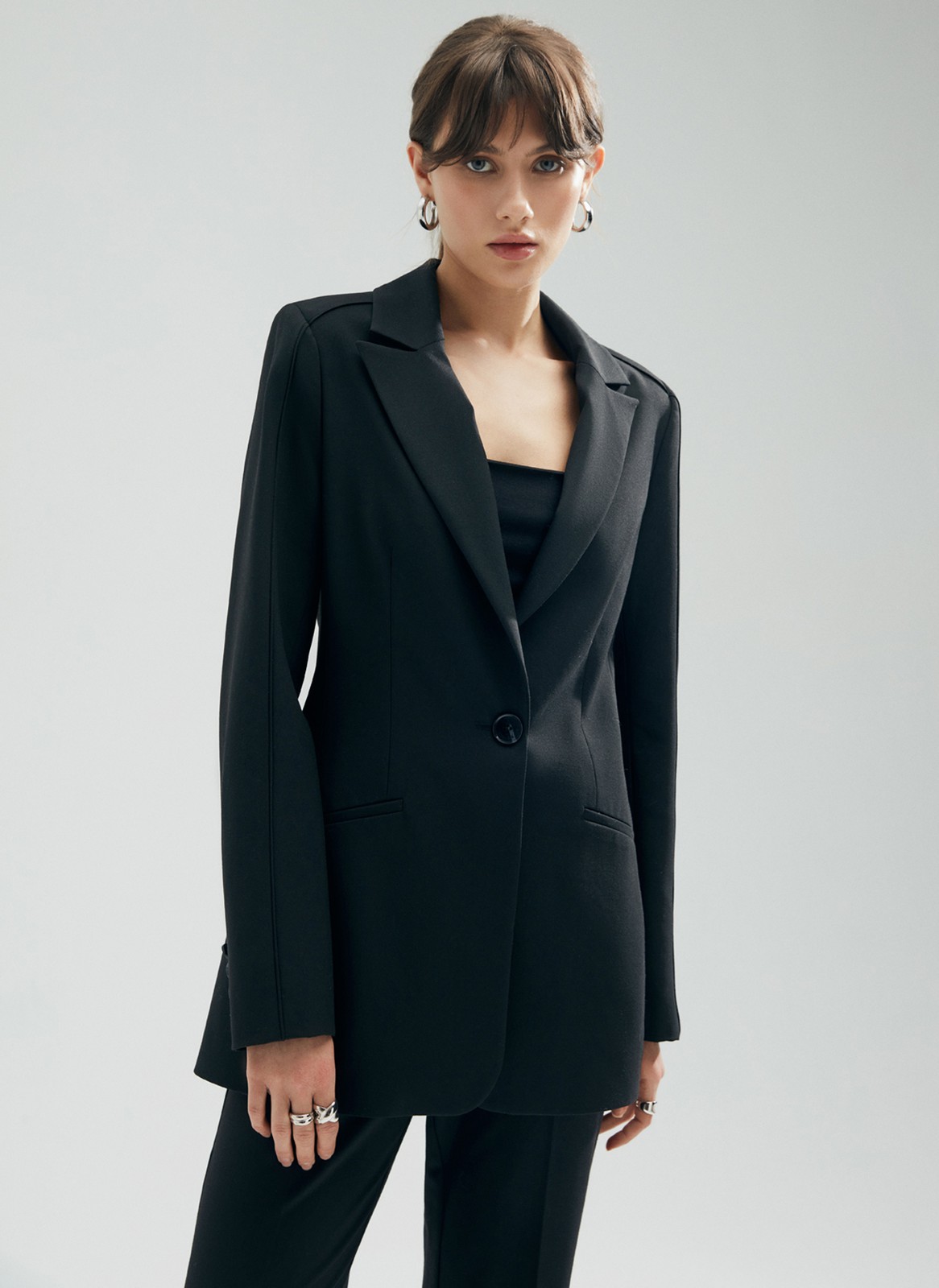 Однобортный приталенный жакет, цвет: Черный Allweneed
В этом сезоне мы решили разнообразить модели oversize и добавили в коллекцию однобортный приталеный жакет. Универсальная длина до середины бедра, застёжка на 2 пуговицы, 2 кармана с листочкой. Декоративный шов с кантиком на рукаве и плече. Эта модель отлично подчеркивает талию. Мы рекомендуем носить с актуальной в новом сезоне мини-юбкой и брюками-клёш полной длины. Три цвета на ваш выбор: молочный, черный и кофейный в полоску.
На модели размер XS