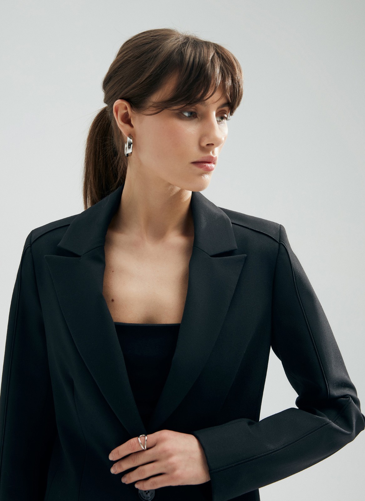 Однобортный приталенный жакет, цвет: Черный Allweneed
В этом сезоне мы решили разнообразить модели oversize и добавили в коллекцию однобортный приталеный жакет. Универсальная длина до середины бедра, застёжка на 2 пуговицы, 2 кармана с листочкой. Декоративный шов с кантиком на рукаве и плече. Эта модель отлично подчеркивает талию. Мы рекомендуем носить с актуальной в новом сезоне мини-юбкой и брюками-клёш полной длины. Три цвета на ваш выбор: молочный, черный и кофейный в полоску.
На модели размер XS