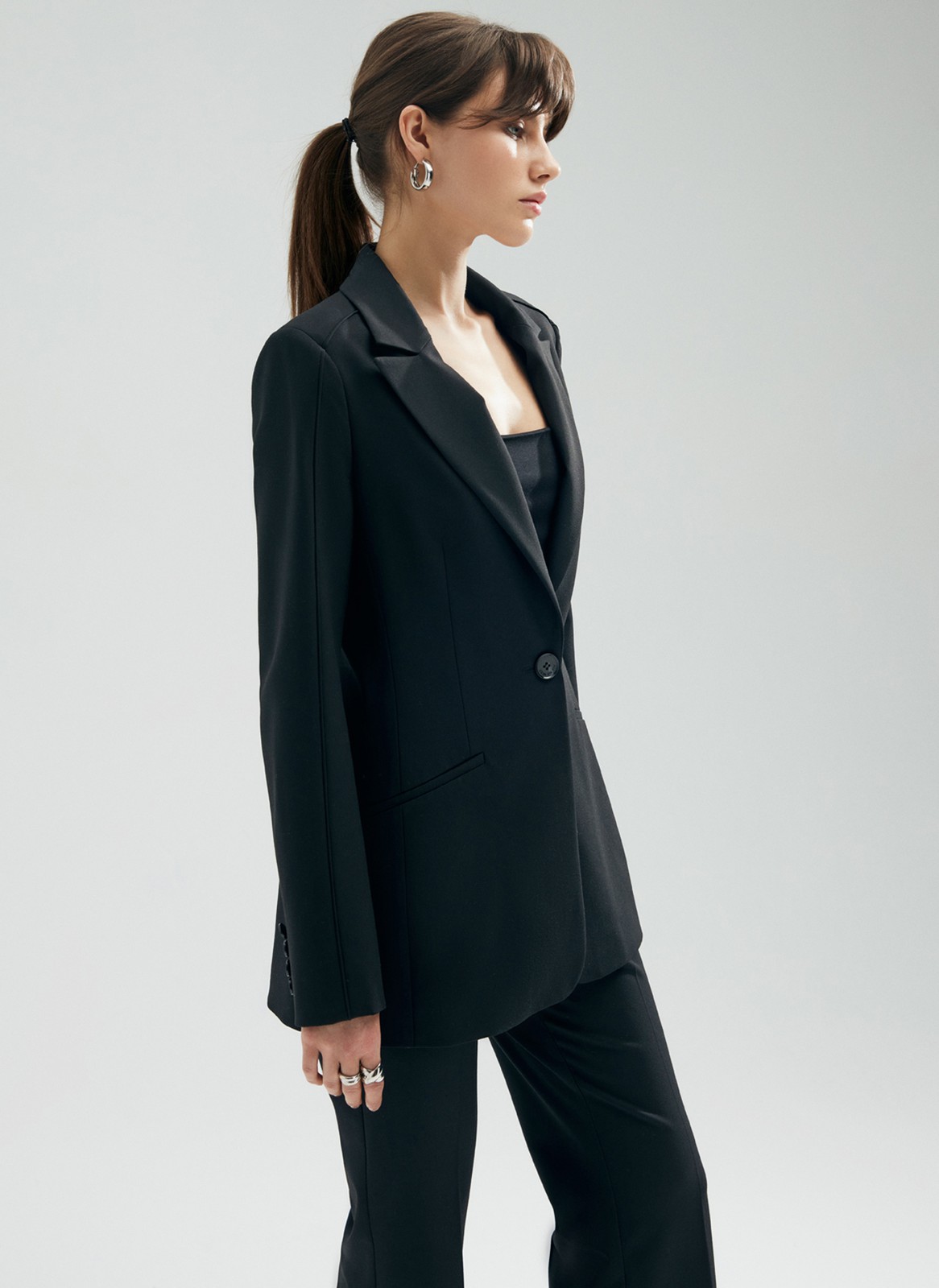 Однобортный приталенный жакет, цвет: Черный Allweneed
В этом сезоне мы решили разнообразить модели oversize и добавили в коллекцию однобортный приталеный жакет. Универсальная длина до середины бедра, застёжка на 2 пуговицы, 2 кармана с листочкой. Декоративный шов с кантиком на рукаве и плече. Эта модель отлично подчеркивает талию. Мы рекомендуем носить с актуальной в новом сезоне мини-юбкой и брюками-клёш полной длины. Три цвета на ваш выбор: молочный, черный и кофейный в полоску.
На модели размер XS