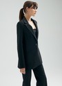 Однобортный приталенный жакет, цвет: Черный Allweneed
В этом сезоне мы решили разнообразить модели oversize и добавили в коллекцию однобортный приталеный жакет. Универсальная длина до середины бедра, застёжка на 2 пуговицы, 2 кармана с листочкой. Декоративный шов с кантиком на рукаве и плече. Эта модель отлично подчеркивает талию. Мы рекомендуем носить с актуальной в новом сезоне мини-юбкой и брюками-клёш полной длины. Три цвета на ваш выбор: молочный, черный и кофейный в полоску.
На модели размер XS