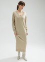 






Платье из вискозной пряжи длины миди. Спущенная линия плеч и длинный рукав. Платье изготовлено из тонкой, но прочной пряжи, которая позволяет носить платье в любую погоду. Свободный фасон с легким объемом. Универсальная длина для любого роста. Создаём расслабленный образ с кедами, лофферами и накидываем сверху пальто или куртку-косуху.

На модели размер XS\S