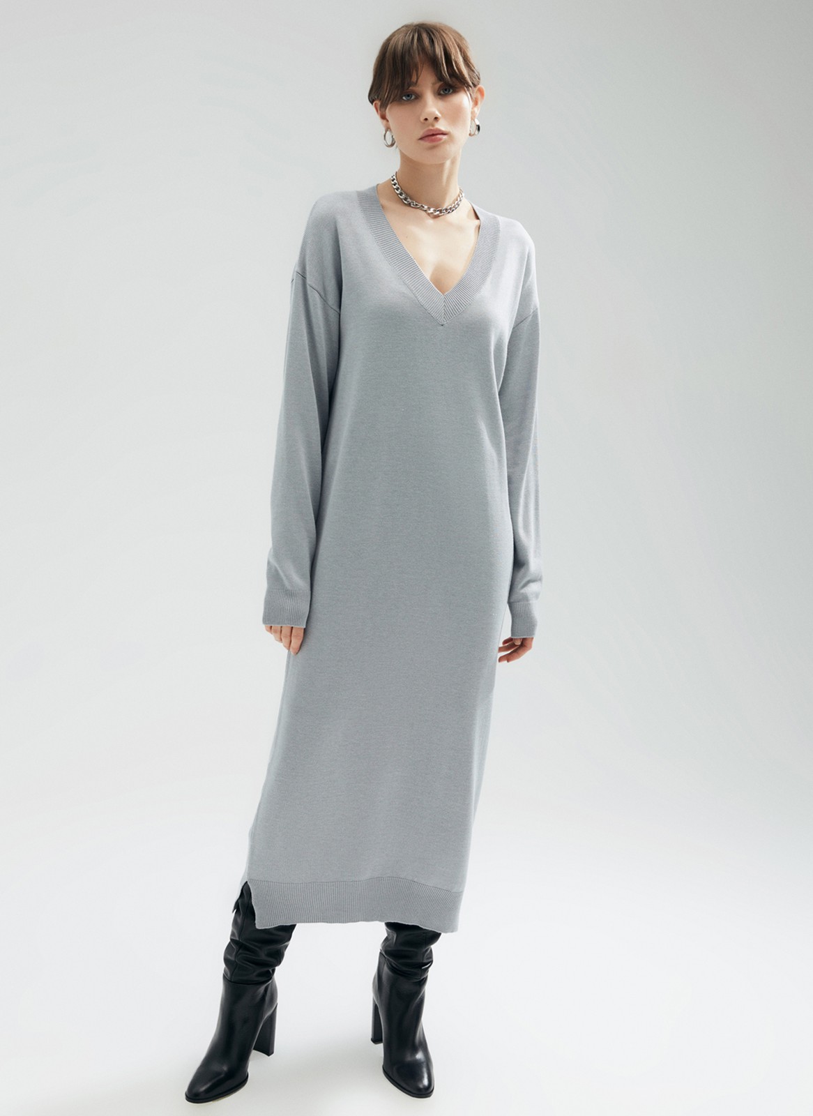 






Платье из вискозной пряжи длины миди. Спущенная линия плеч и длинный рукав. Платье изготовлено из тонкой, но прочной пряжи, которая позволяет носить платье в любую погоду. Свободный фасон с легким объемом. Универсальная длина для любого роста. Создаём расслабленный образ с кедами, лофферами и накидываем сверху пальто или куртку-косуху.

На модели размер XS\S