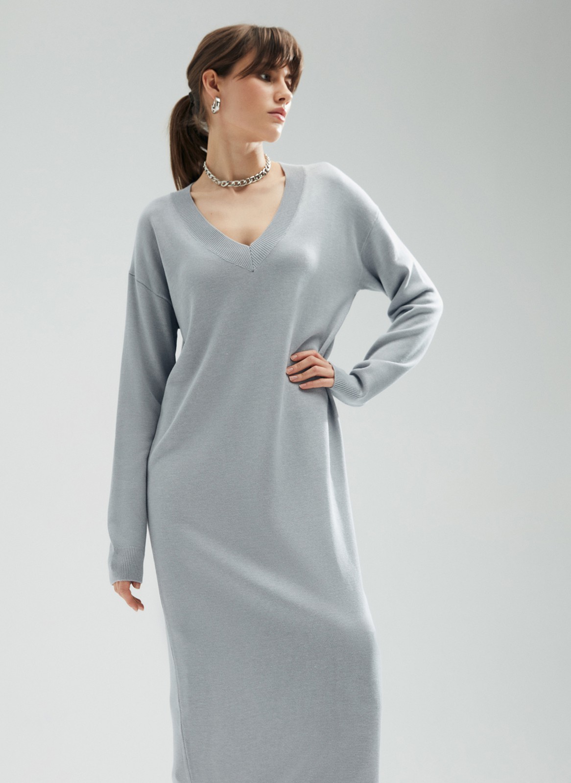 






Платье из вискозной пряжи длины миди. Спущенная линия плеч и длинный рукав. Платье изготовлено из тонкой, но прочной пряжи, которая позволяет носить платье в любую погоду. Свободный фасон с легким объемом. Универсальная длина для любого роста. Создаём расслабленный образ с кедами, лофферами и накидываем сверху пальто или куртку-косуху.

На модели размер XS\S