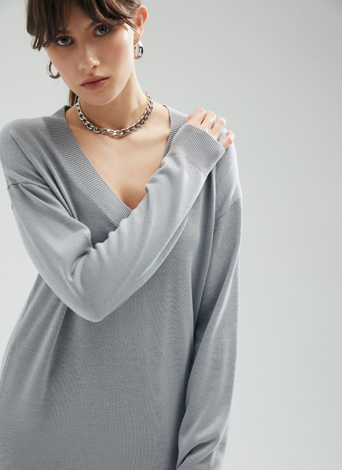 






Платье из вискозной пряжи длины миди. Спущенная линия плеч и длинный рукав. Платье изготовлено из тонкой, но прочной пряжи, которая позволяет носить платье в любую погоду. Свободный фасон с легким объемом. Универсальная длина для любого роста. Создаём расслабленный образ с кедами, лофферами и накидываем сверху пальто или куртку-косуху.

На модели размер XS\S