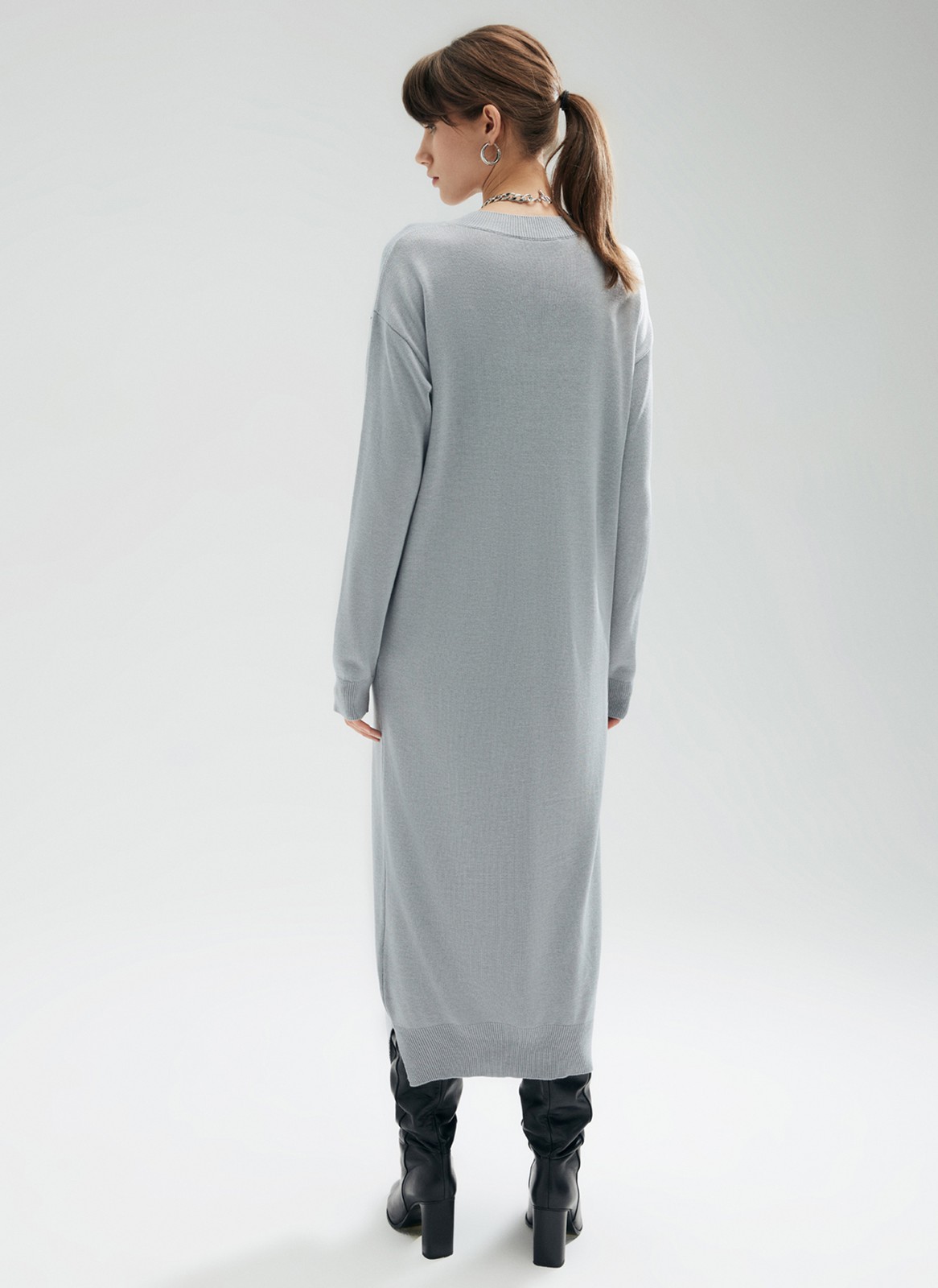 






Платье из вискозной пряжи длины миди. Спущенная линия плеч и длинный рукав. Платье изготовлено из тонкой, но прочной пряжи, которая позволяет носить платье в любую погоду. Свободный фасон с легким объемом. Универсальная длина для любого роста. Создаём расслабленный образ с кедами, лофферами и накидываем сверху пальто или куртку-косуху.

На модели размер XS\S