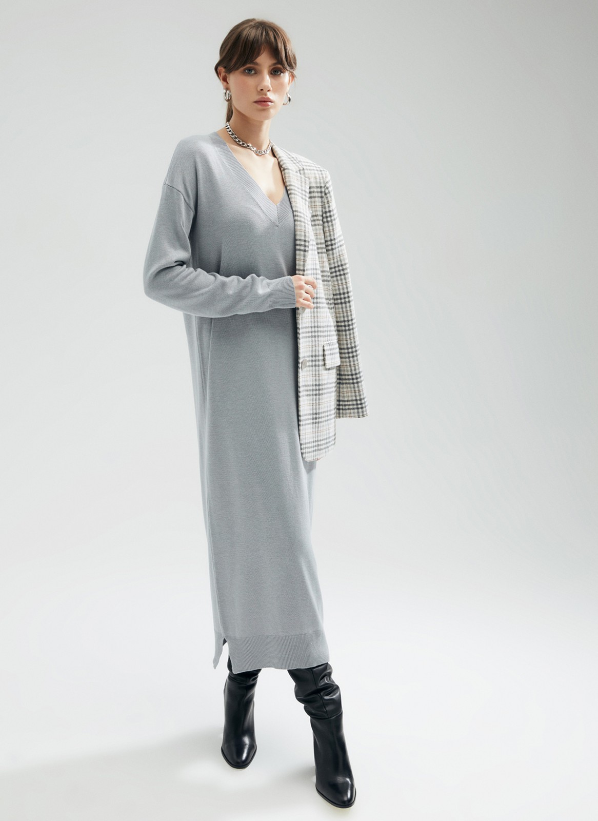 






Платье из вискозной пряжи длины миди. Спущенная линия плеч и длинный рукав. Платье изготовлено из тонкой, но прочной пряжи, которая позволяет носить платье в любую погоду. Свободный фасон с легким объемом. Универсальная длина для любого роста. Создаём расслабленный образ с кедами, лофферами и накидываем сверху пальто или куртку-косуху.

На модели размер XS\S