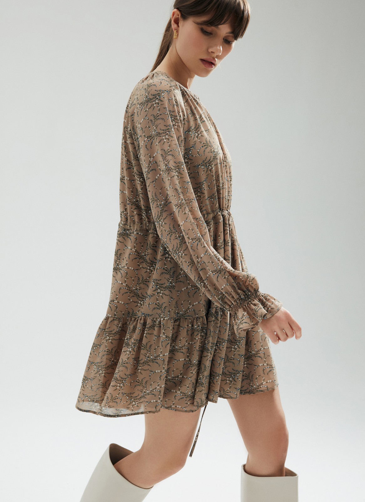 Платье-мини с ярусами, цвет: кофейный Allweneed
Платье-мини из легкого шифона с нежным цветочным принтом. Модель на хлопковой основе, поэтому в ней комфортно и весной, и летом. Свободное платье с ярусами можно затянуть шнурочком из собственной ткани. Воротник лежащая стойка и застежка с пуговицами до линии талии. Воздушные рукава и нижний ярус со сборками. На рукаве есть тонкая резиночка для фиксации. Нам уже не терпится закружиться в платье среди цветов и деревьев.
На модели размер XS\S