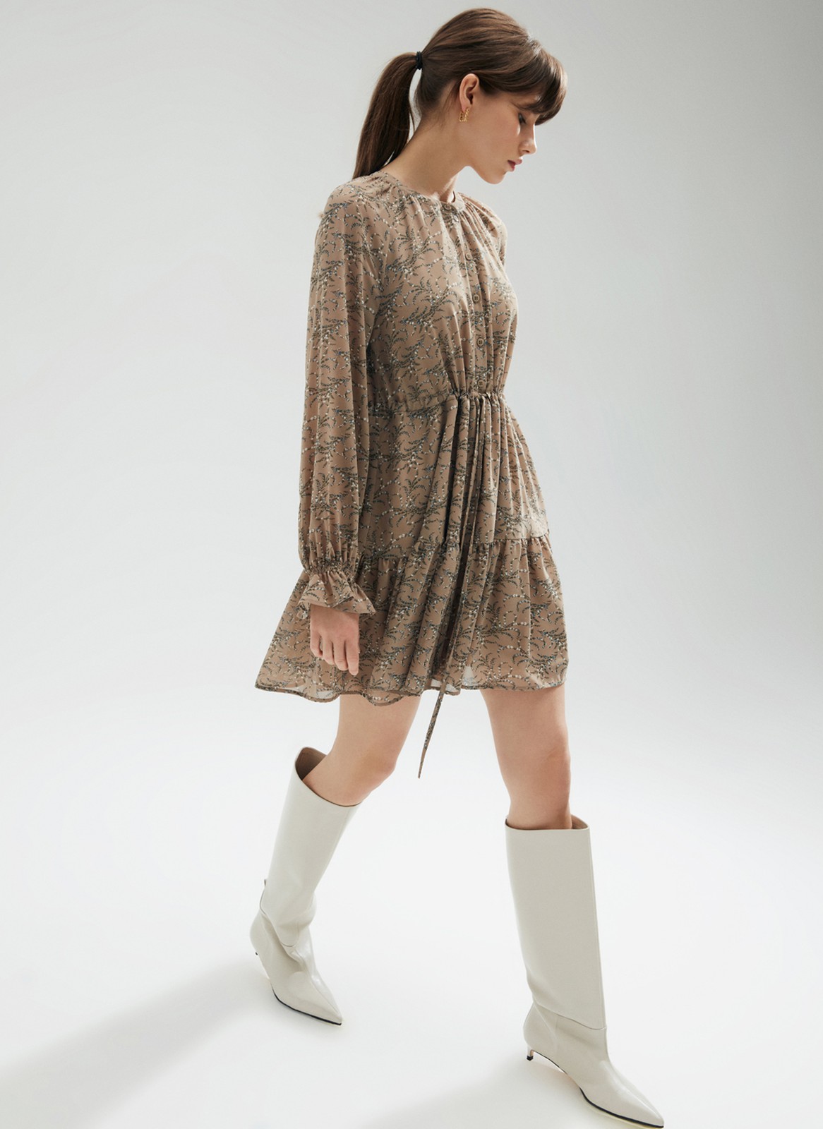 Платье-мини с ярусами, цвет: кофейный Allweneed
Платье-мини из легкого шифона с нежным цветочным принтом. Модель на хлопковой основе, поэтому в ней комфортно и весной, и летом. Свободное платье с ярусами можно затянуть шнурочком из собственной ткани. Воротник лежащая стойка и застежка с пуговицами до линии талии. Воздушные рукава и нижний ярус со сборками. На рукаве есть тонкая резиночка для фиксации. Нам уже не терпится закружиться в платье среди цветов и деревьев.
На модели размер XS\S