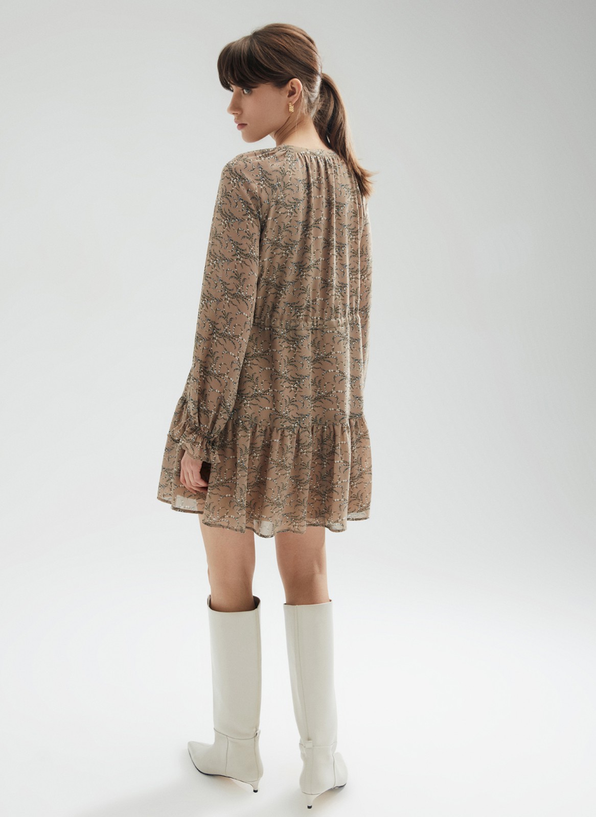 Платье-мини с ярусами, цвет: кофейный Allweneed
Платье-мини из легкого шифона с нежным цветочным принтом. Модель на хлопковой основе, поэтому в ней комфортно и весной, и летом. Свободное платье с ярусами можно затянуть шнурочком из собственной ткани. Воротник лежащая стойка и застежка с пуговицами до линии талии. Воздушные рукава и нижний ярус со сборками. На рукаве есть тонкая резиночка для фиксации. Нам уже не терпится закружиться в платье среди цветов и деревьев.
На модели размер XS\S