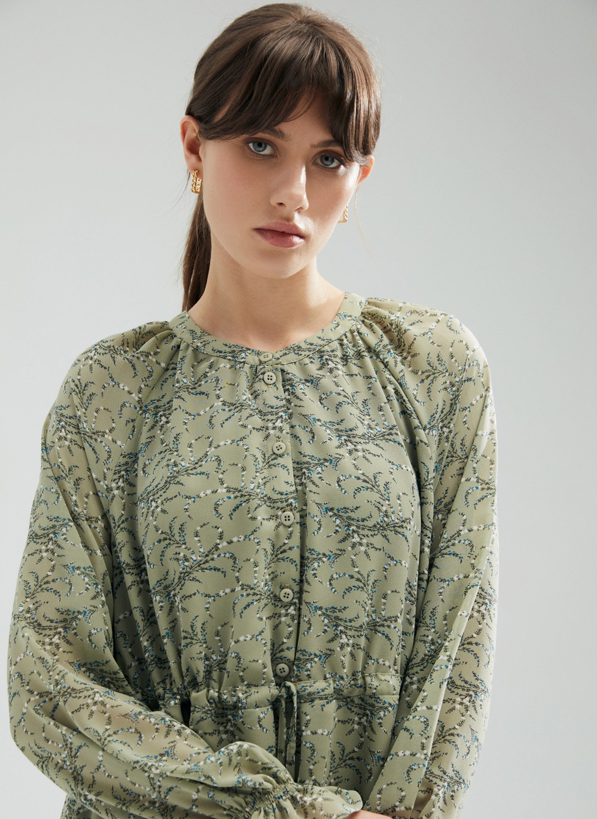 Платье-мини с ярусами, цвет: оливковый Allweneed
Платье-мини из легкого шифона с нежным цветочным принтом. Модель на хлопковой основе, поэтому в ней комфортно и весной, и летом. Свободное платье с ярусами можно затянуть шнурочком из собственной ткани. Воротник лежащая стойка и застежка с пуговицами до линии талии. Воздушные рукава и нижний ярус со сборками. На рукаве есть тонкая резиночка для фиксации. Нам уже не терпится закружиться в платье среди цветов и деревьев.
На модели размер XS\S